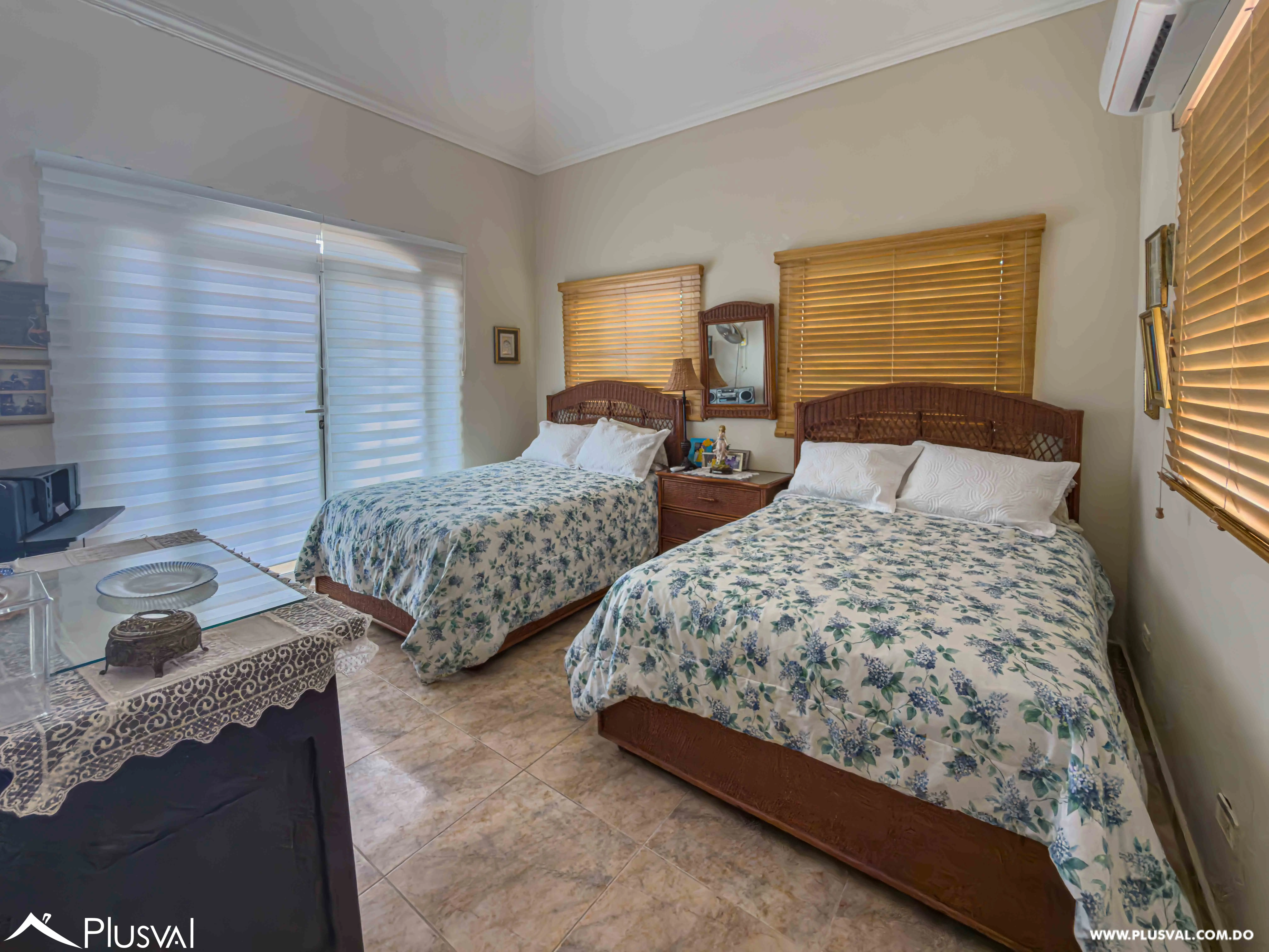 Villa en Venta en Juan Dolio con Piscina, Gazebo y Amplio Patio en Comunidad de Golf 496771