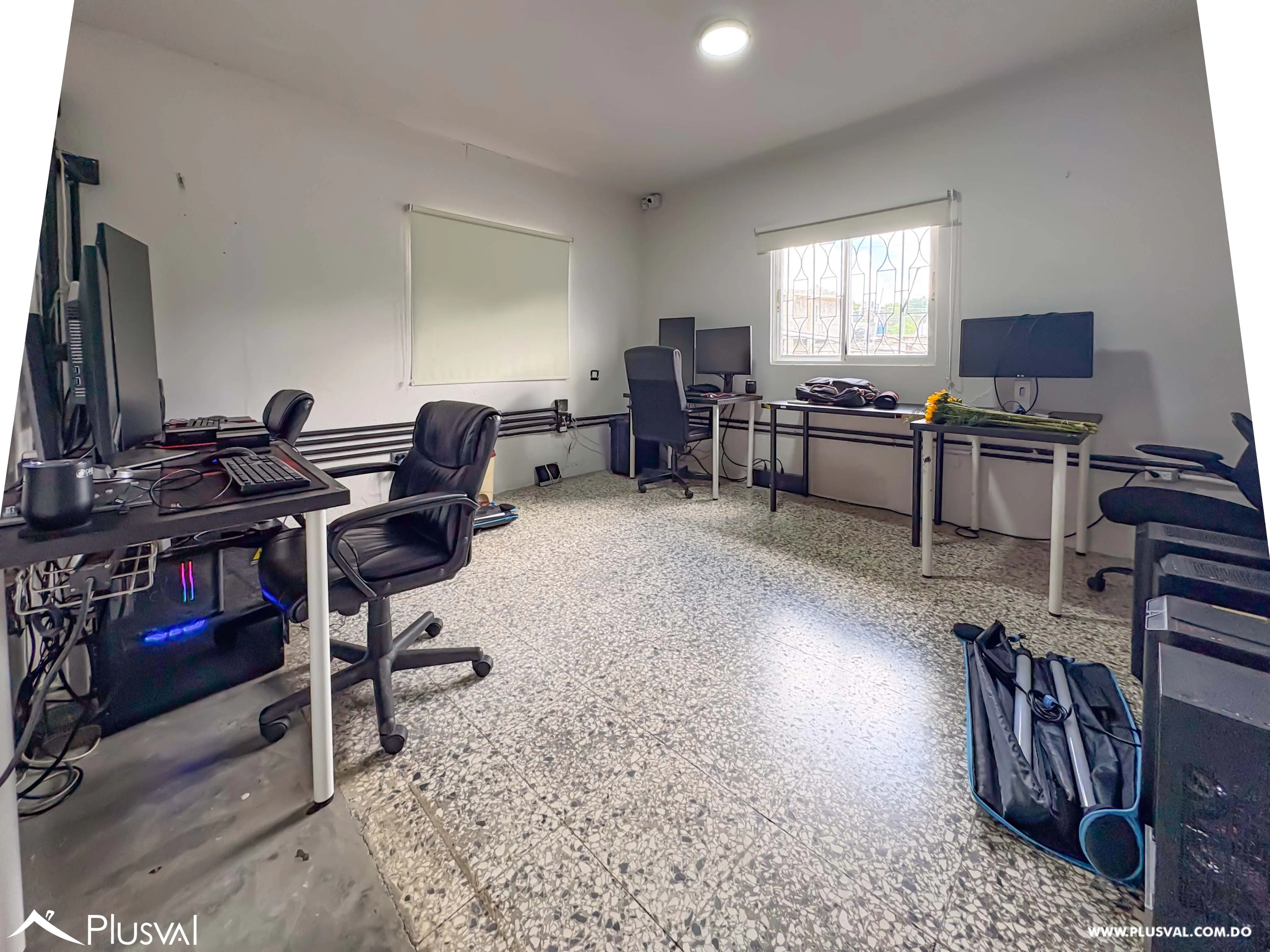 Propiedad Comercial de 2 Niveles en Arroyo Hondo con Patio y Oficinas 495698