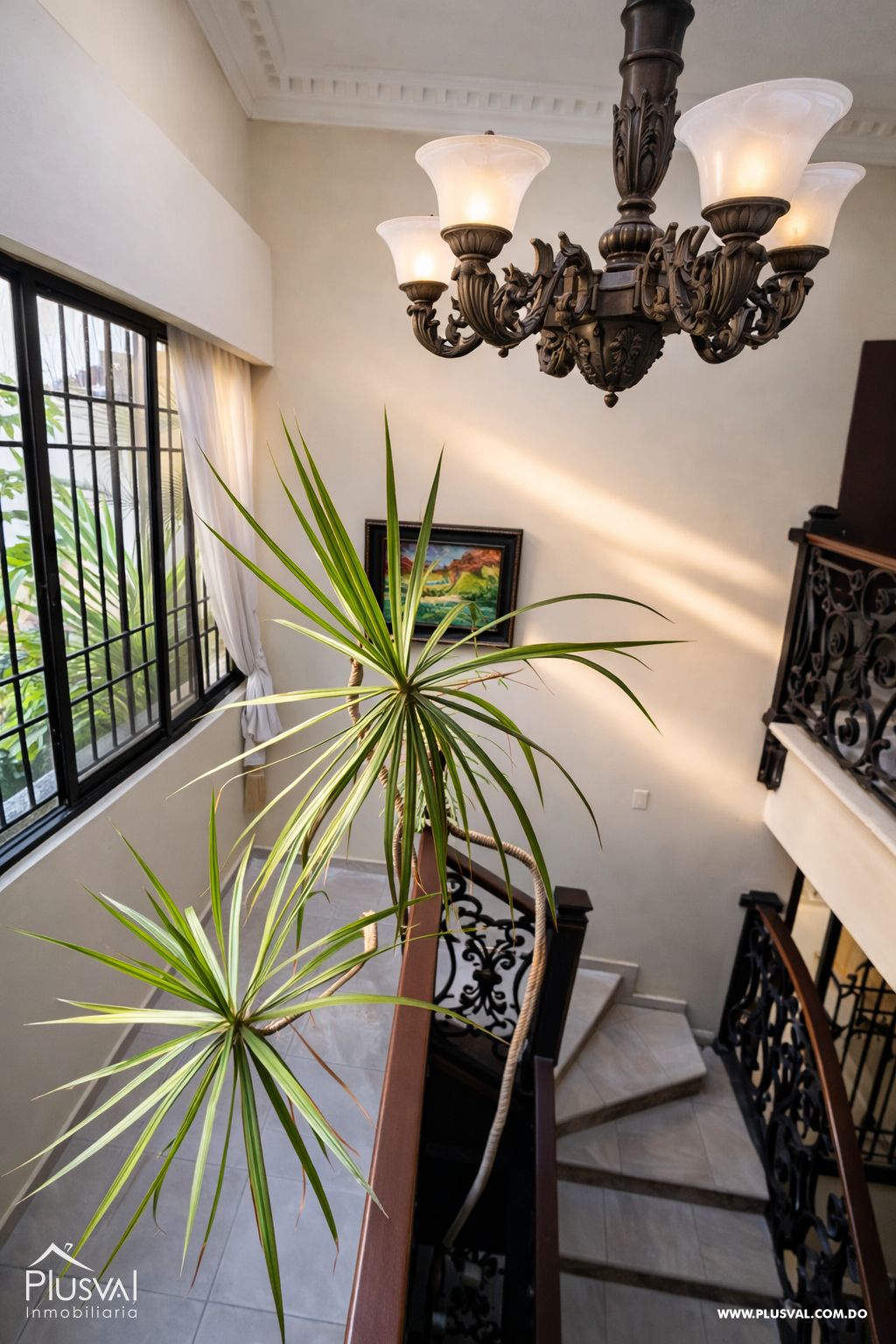 Casa moderna de 3 niveles con terraza y jacuzzi 487543