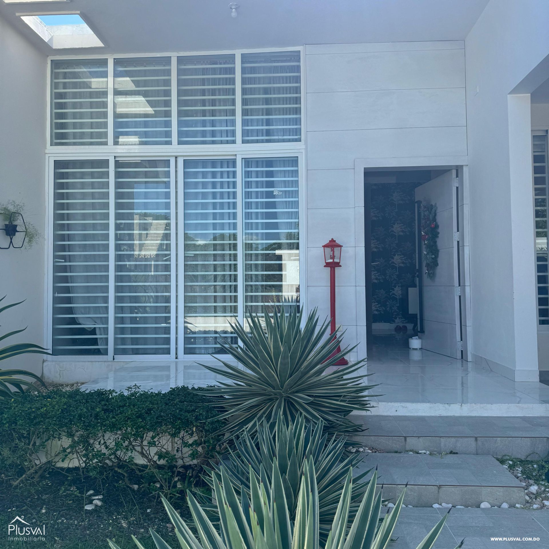 Casa con amplios espacios y moderno diseño en La Vega. 397665