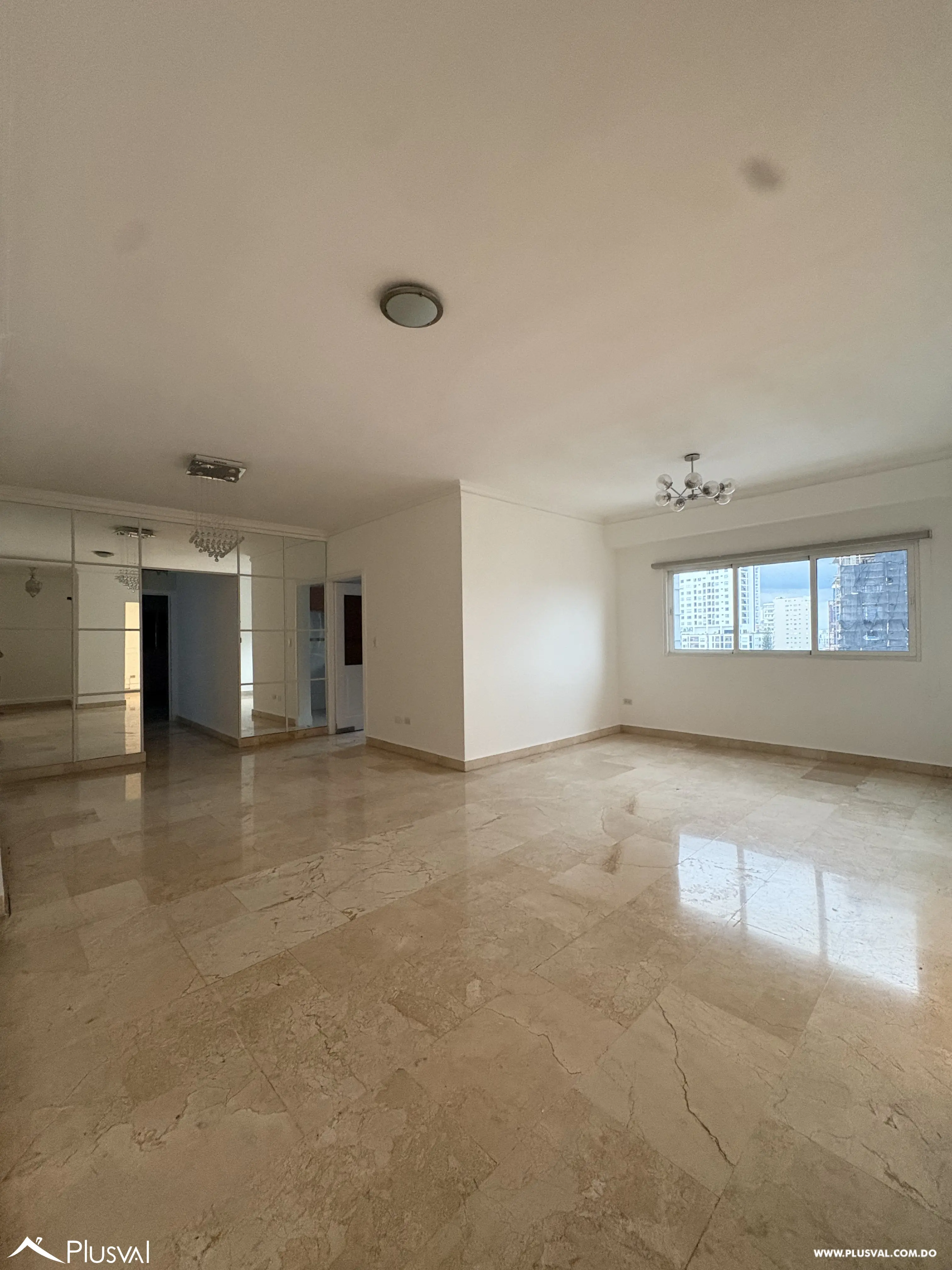 Apartamento en alquiler en el centro de Naco super amplio y piso alto 535130