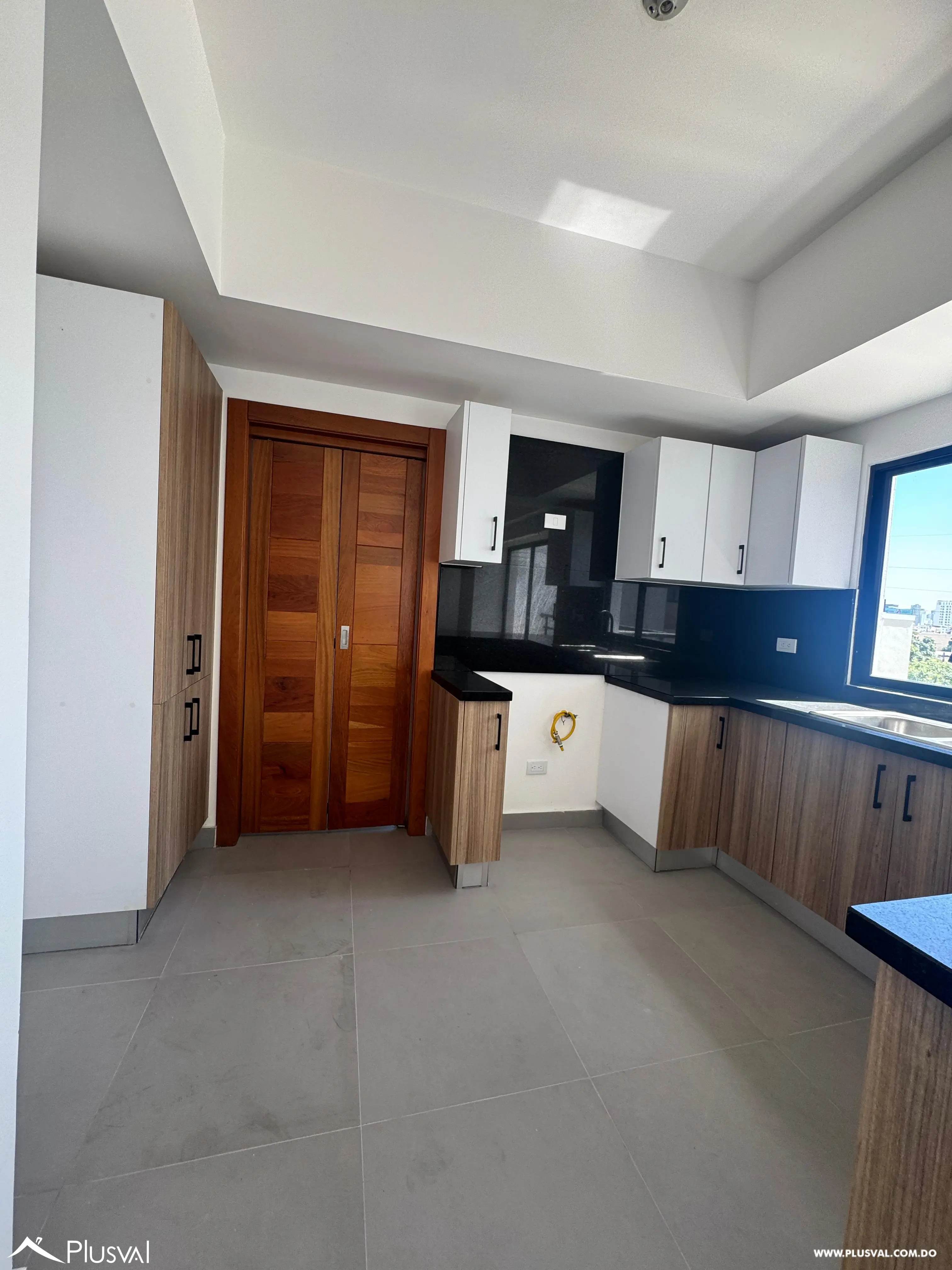 Alquiler de comodo apartamento en torre moderna de Evaristo Morales 458206