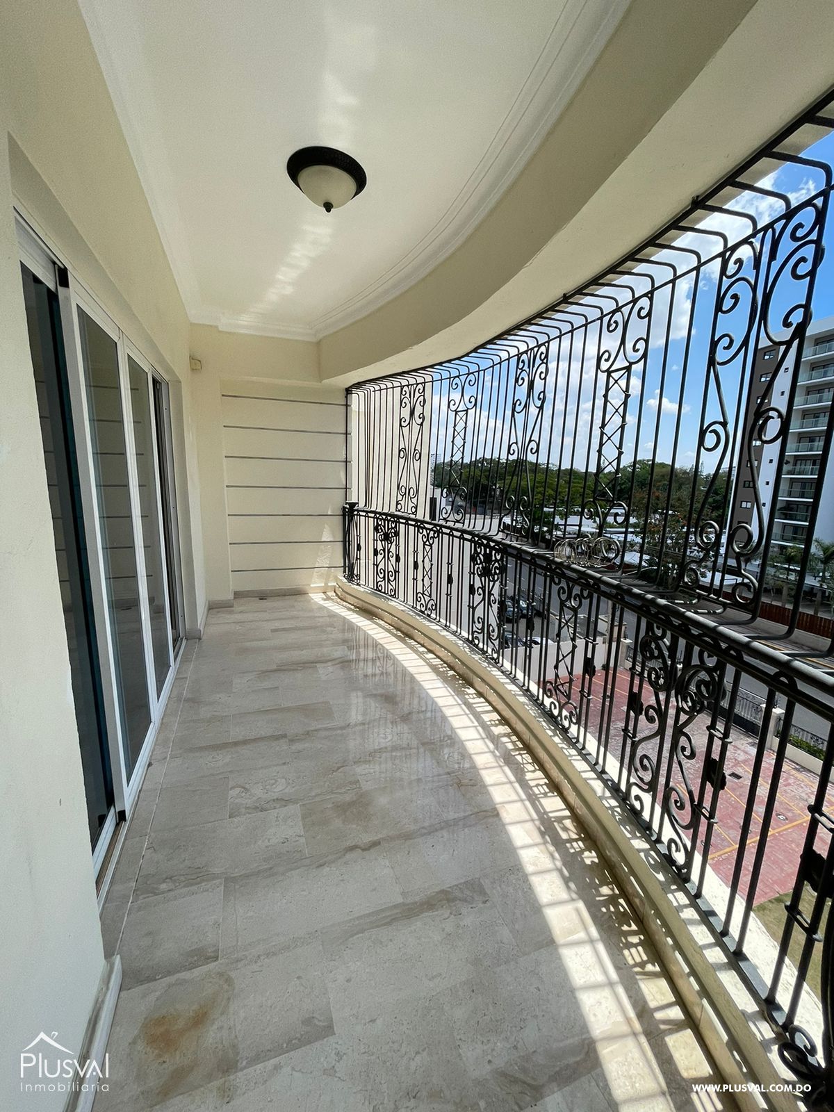 Amplio apartamento en alquiler ubicado en zona privilegiada de Santiago. 279080