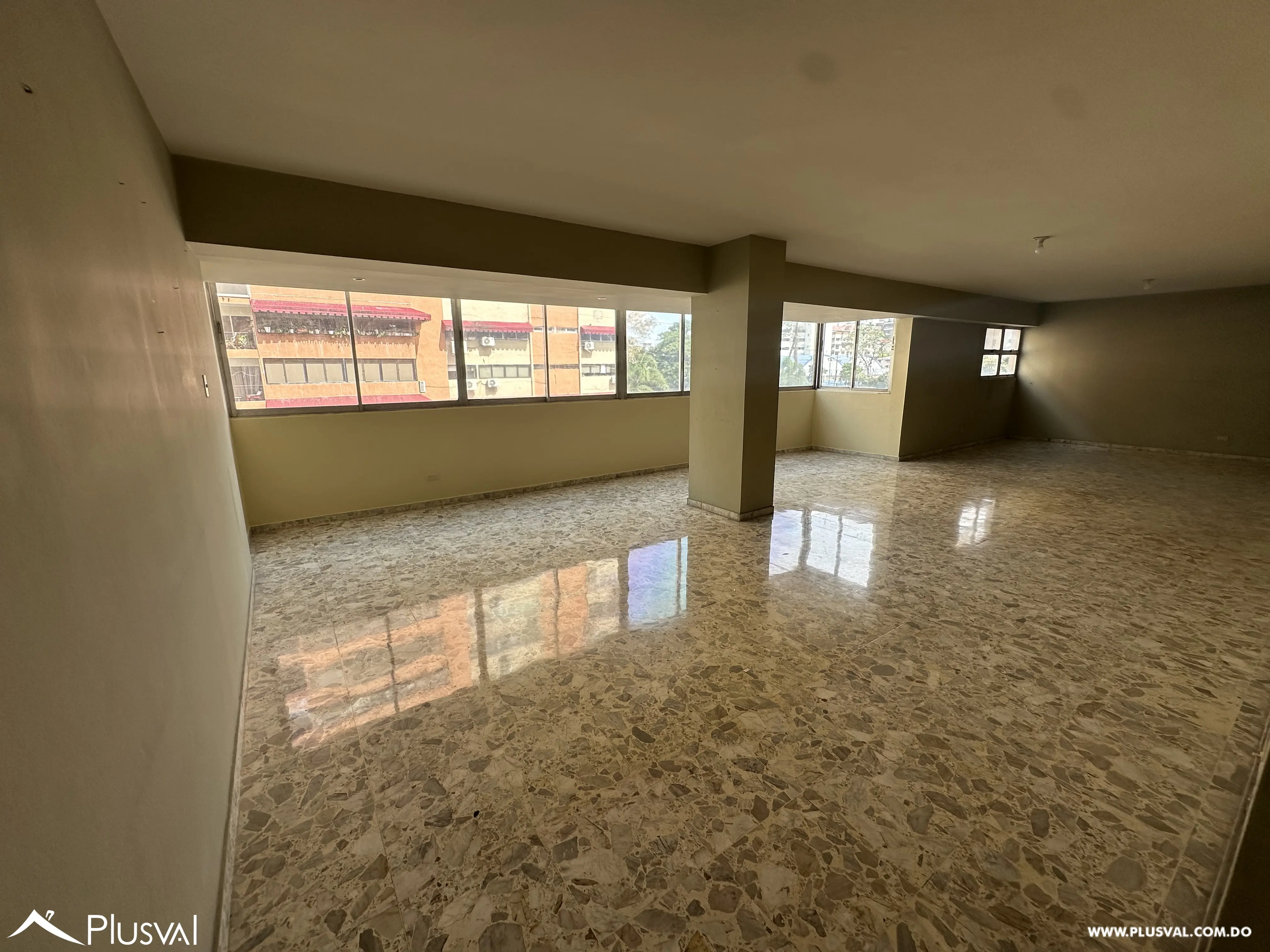 Venta de amplio apartamento, en Naco. 490299