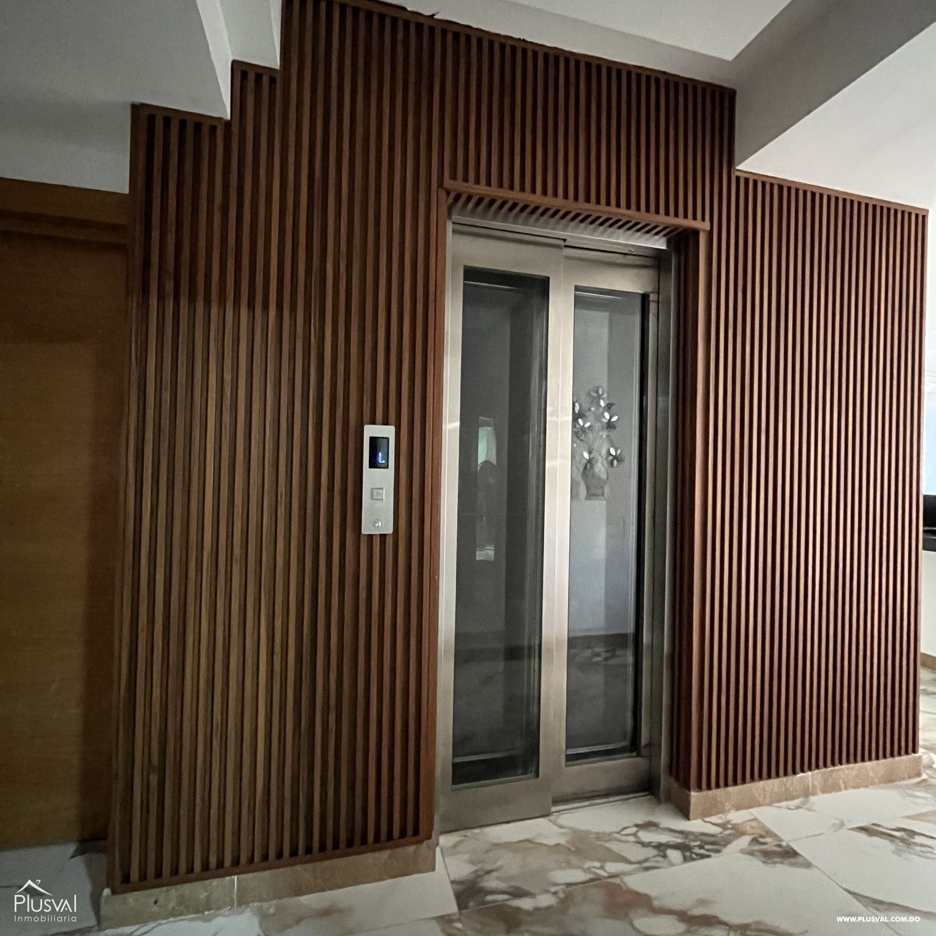 Edificio de 7 niveles en alquiler Gazcue distribuidos en aptos. y areas sociales 338228