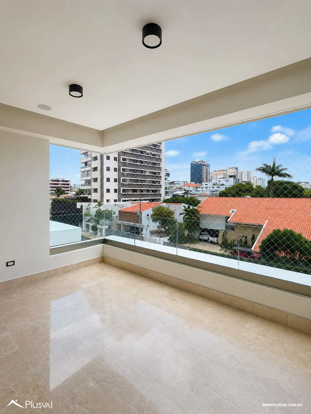 Apartamento en venta de 3 habitaciones, 3 parqueos y estudio y family en Los Cacicazgos 507984