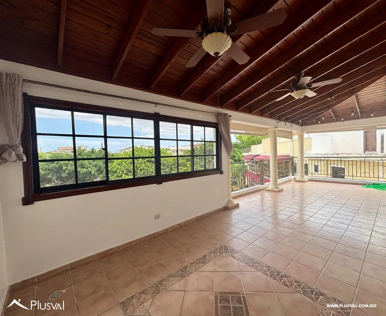 Amplio apartamento en alquiler, ubicado en Las Praderas. 526837