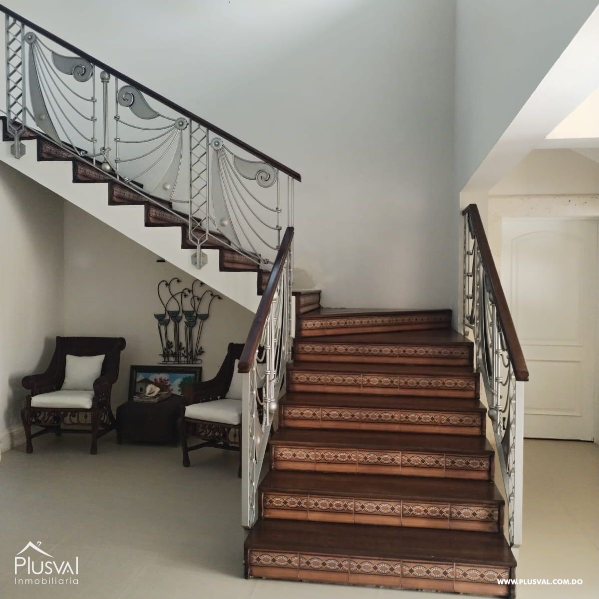 Villa en Guavaberry de dos niveles con vista hacia la piscina y campo de golf. 367957
