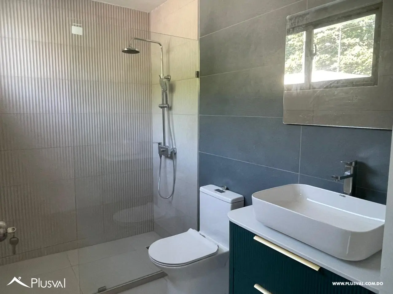 Apartamento en 1er Nivel con Tres Habitaciones y Family Room en La Vega 524726