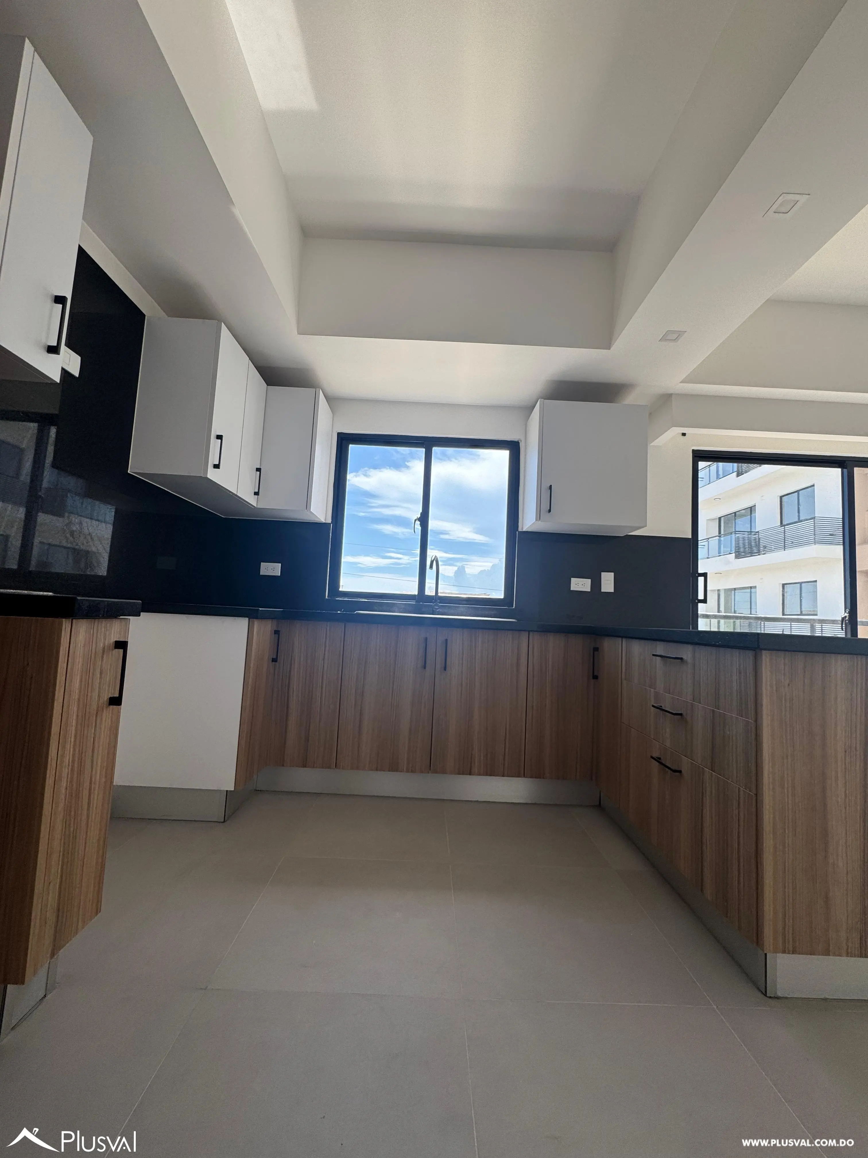 Alquiler de comodo apartamento en torre moderna de Evaristo Morales 458204