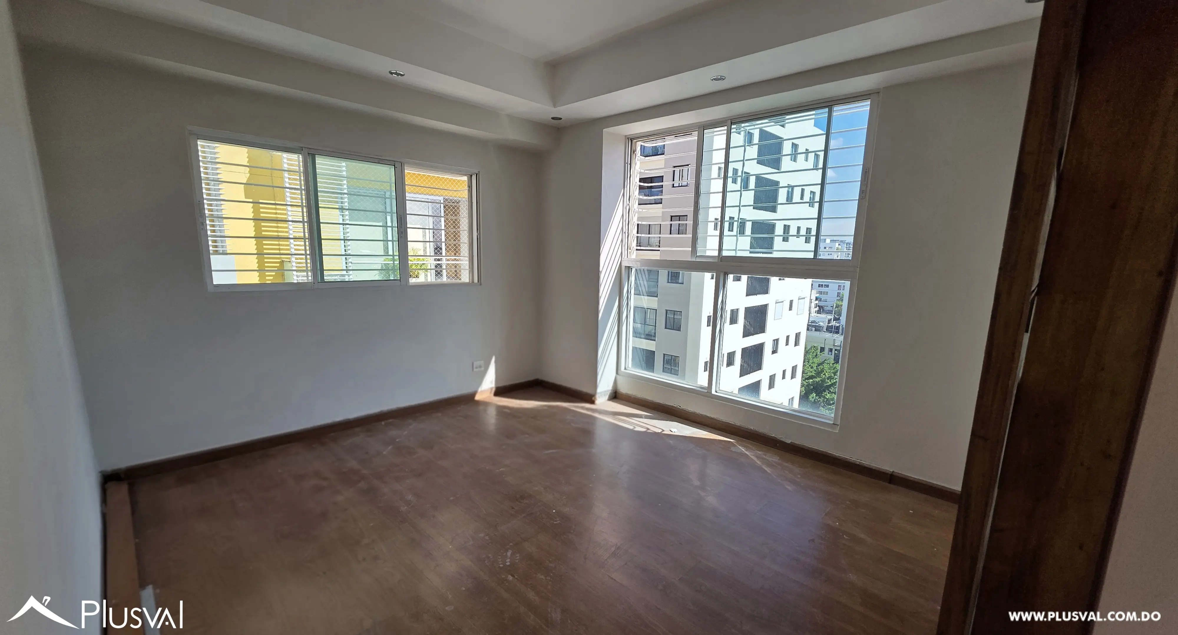 Amplio apartamento en alquiler en Evaristo Morales 536925