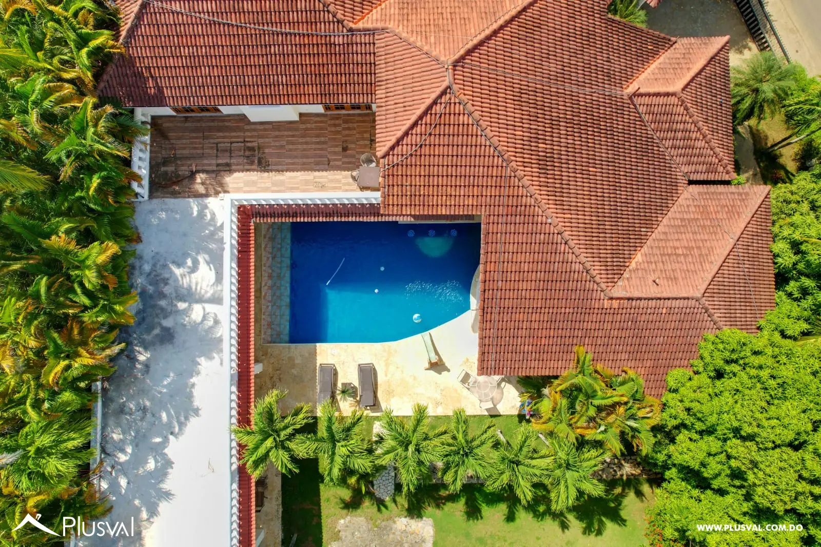 ¡Invierte en el Paraíso! Villa de Ensueño con Piscina y Amplio Patio 510089