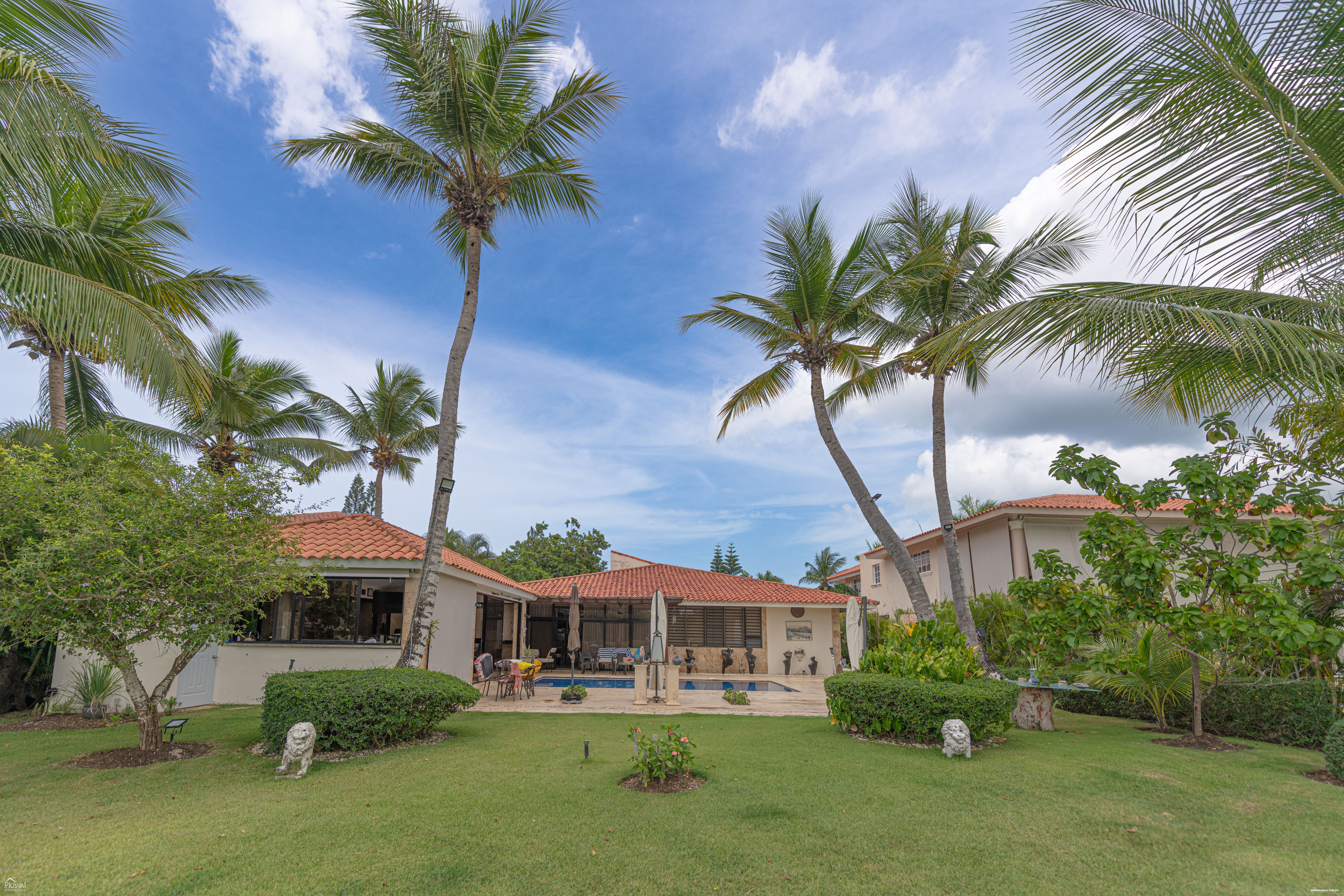 Villa en venta en metro Country Club con piscina privada y vista al campo de golf 456536