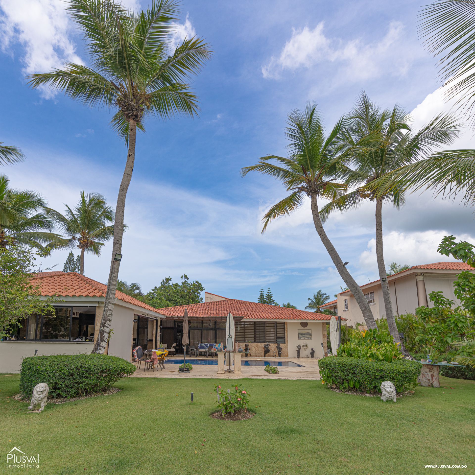 Villa en venta en metro Country Club con piscina privada y vista al campo de golf 456536