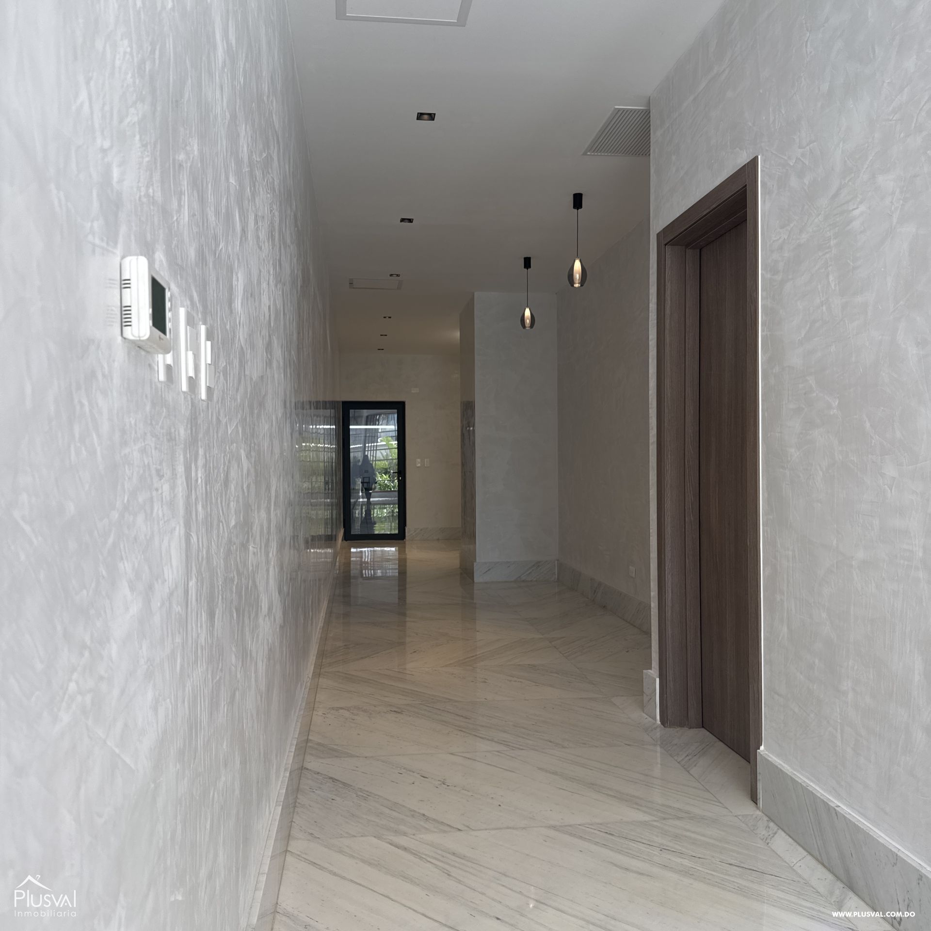 Apartamento en alquiler en Naco, piso 10, con línea blanca. Una habitación y dos baños completos. 391472