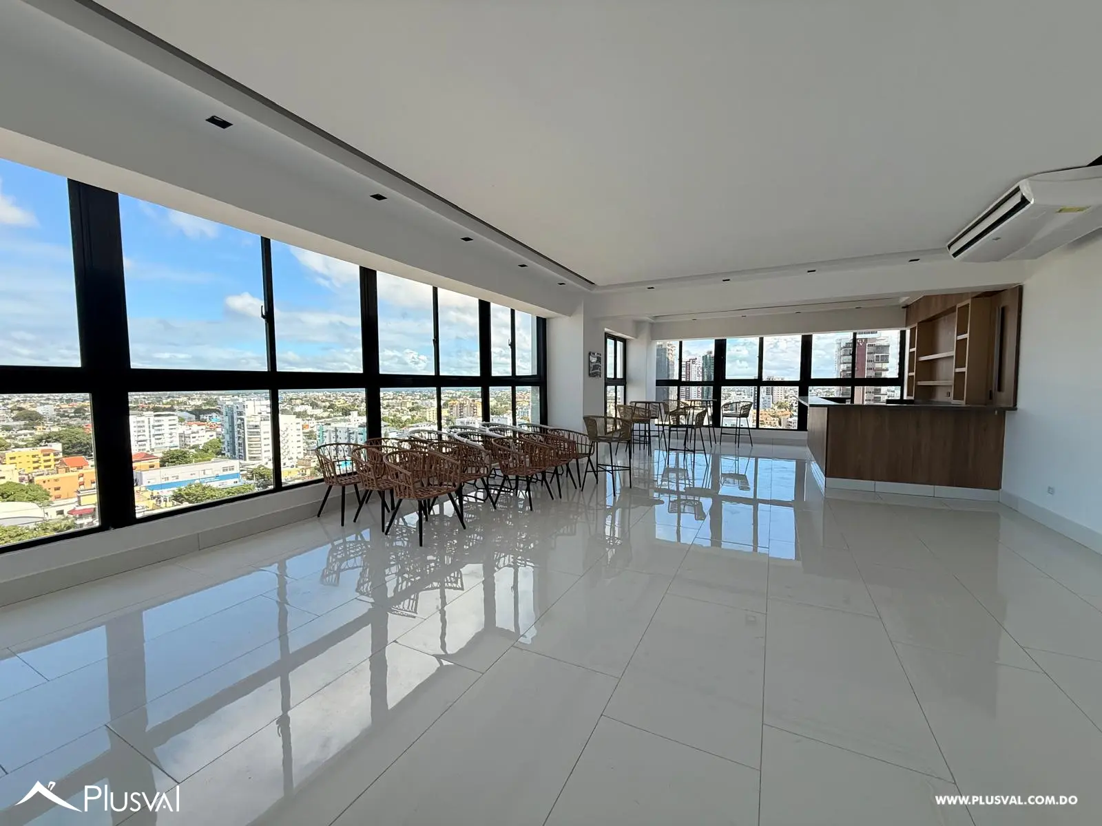 Exclusivo apartamento con balcón tipo terraza en alquiler en Alma Rosa I 478758