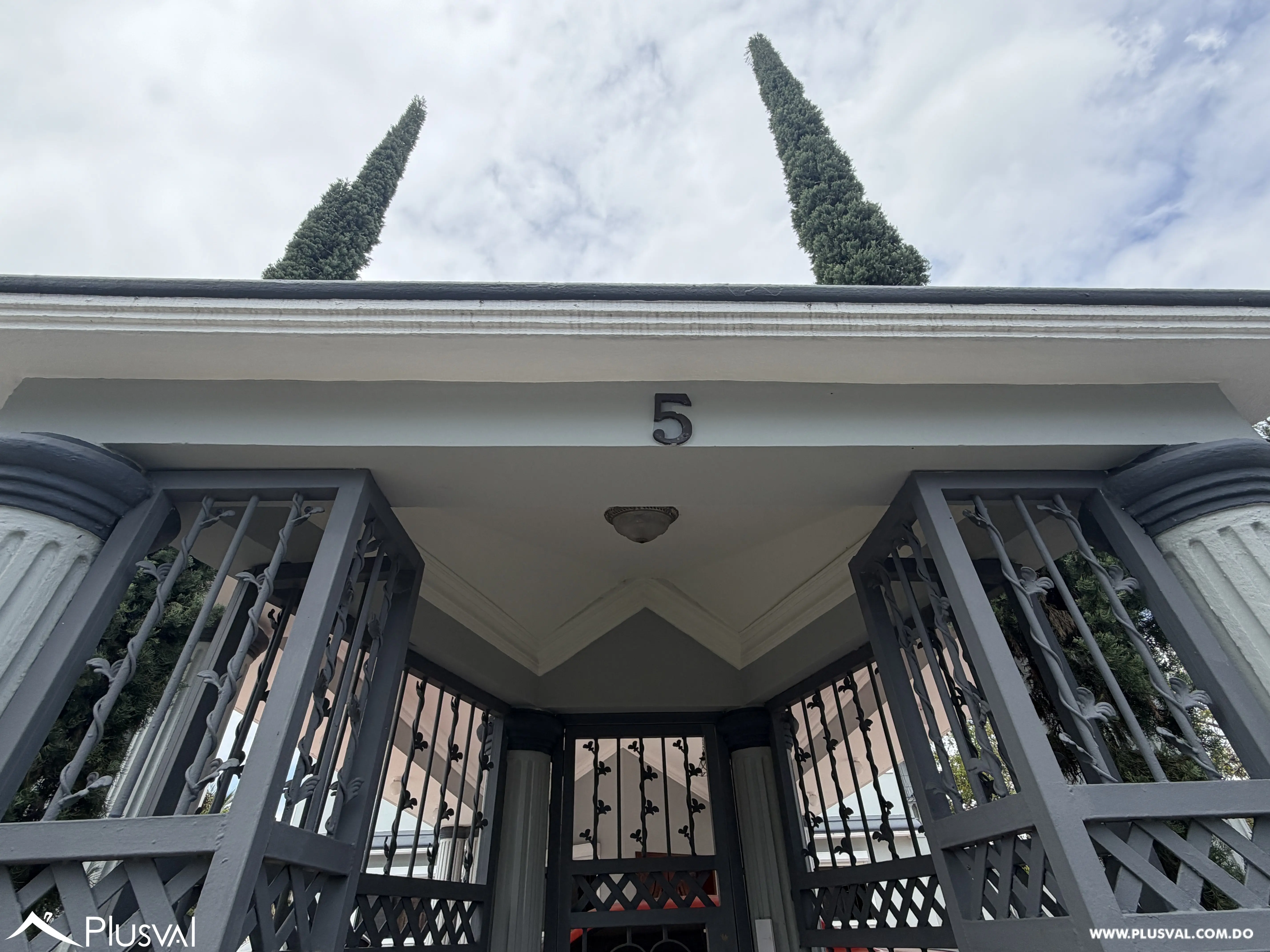 Amplia casa con piscina ubicada en Santo Domingo Oeste. 523642