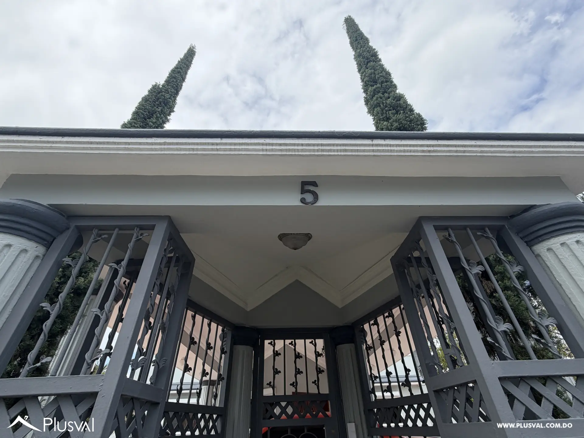 Amplia casa con piscina ubicada en Santo Domingo Oeste. 523642