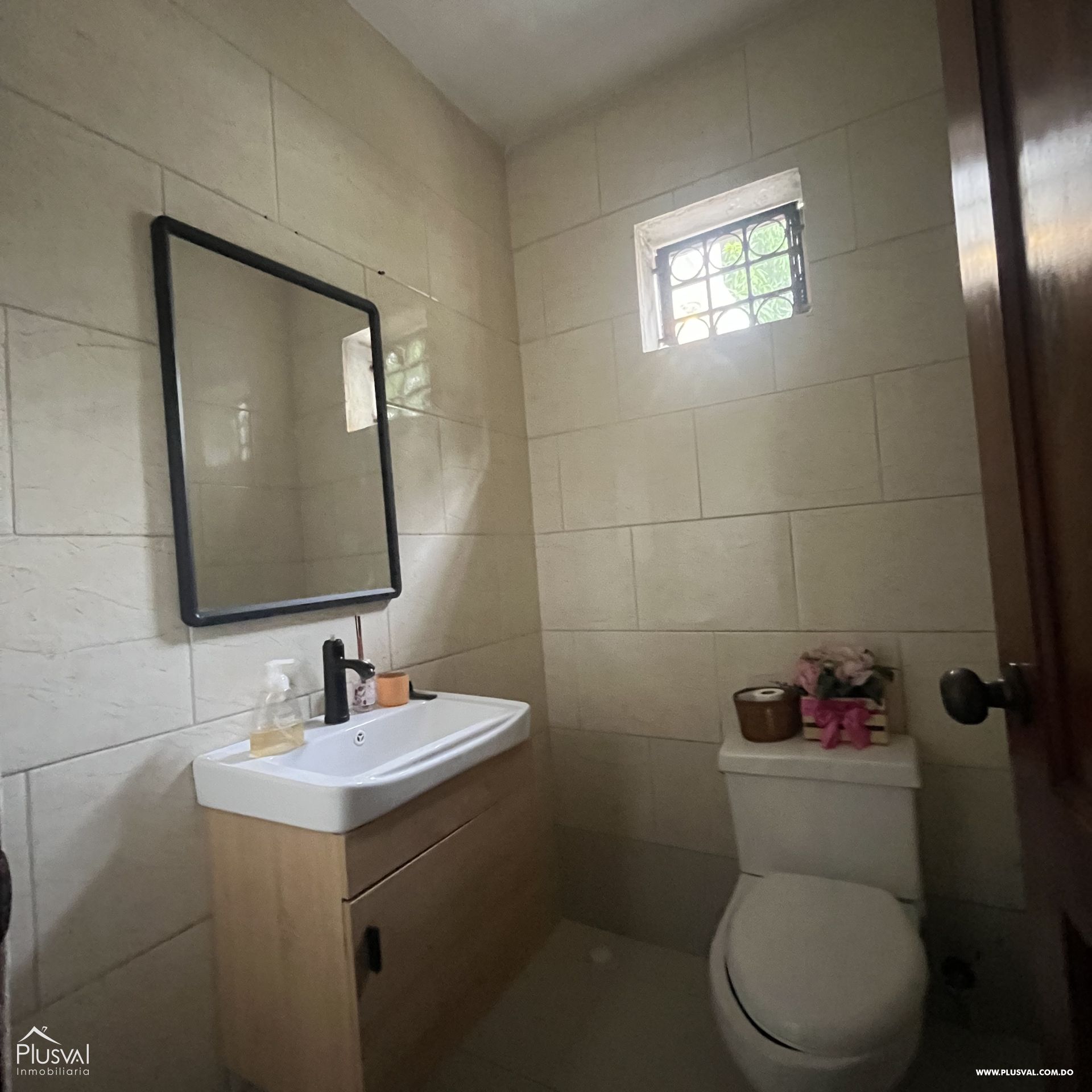 Casa en venta en calle comercial con espacios bien amplios 390888