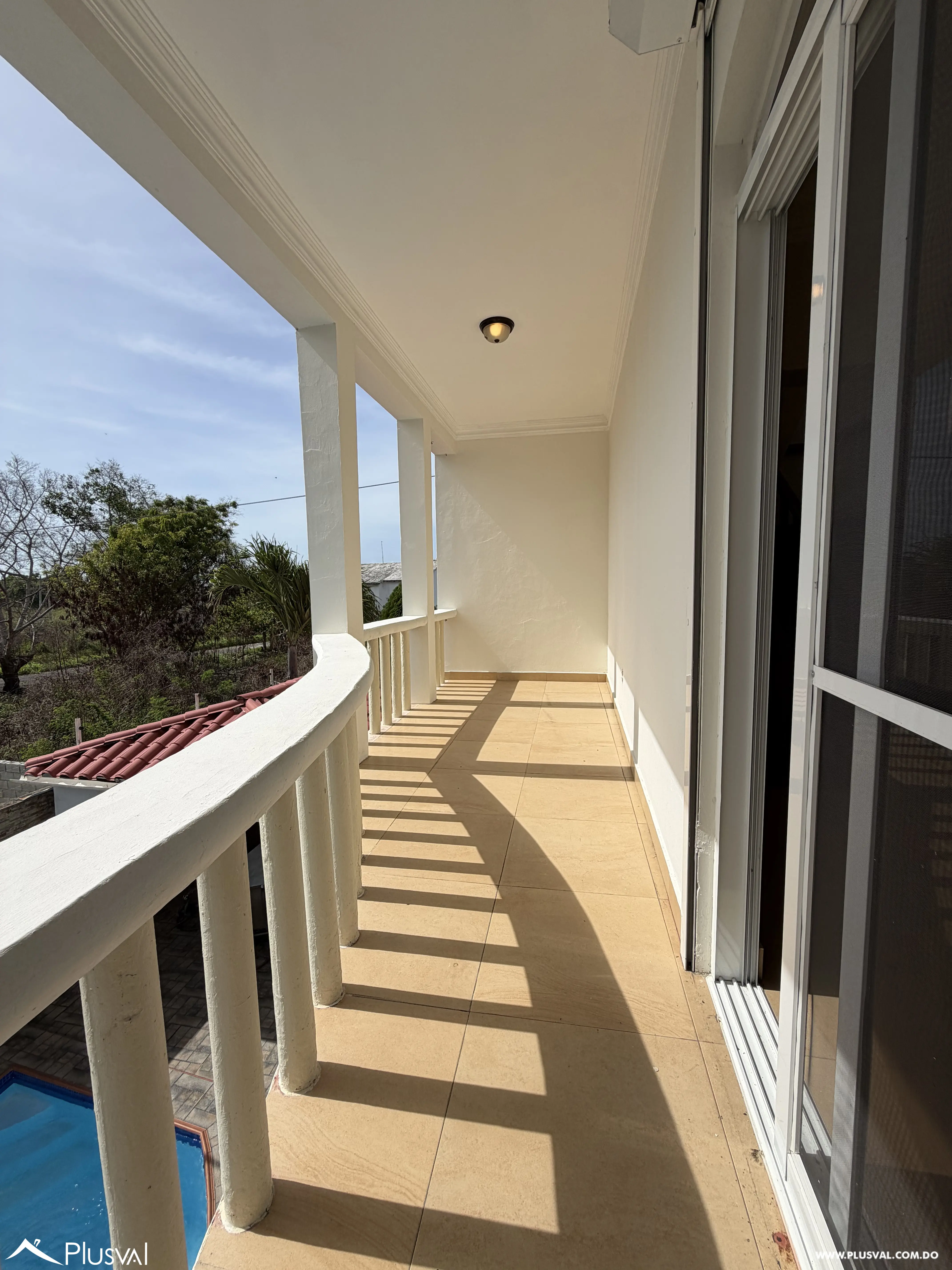 Casa de 3 Niveles con Piscina y Área Social en Juan Dolio 513237