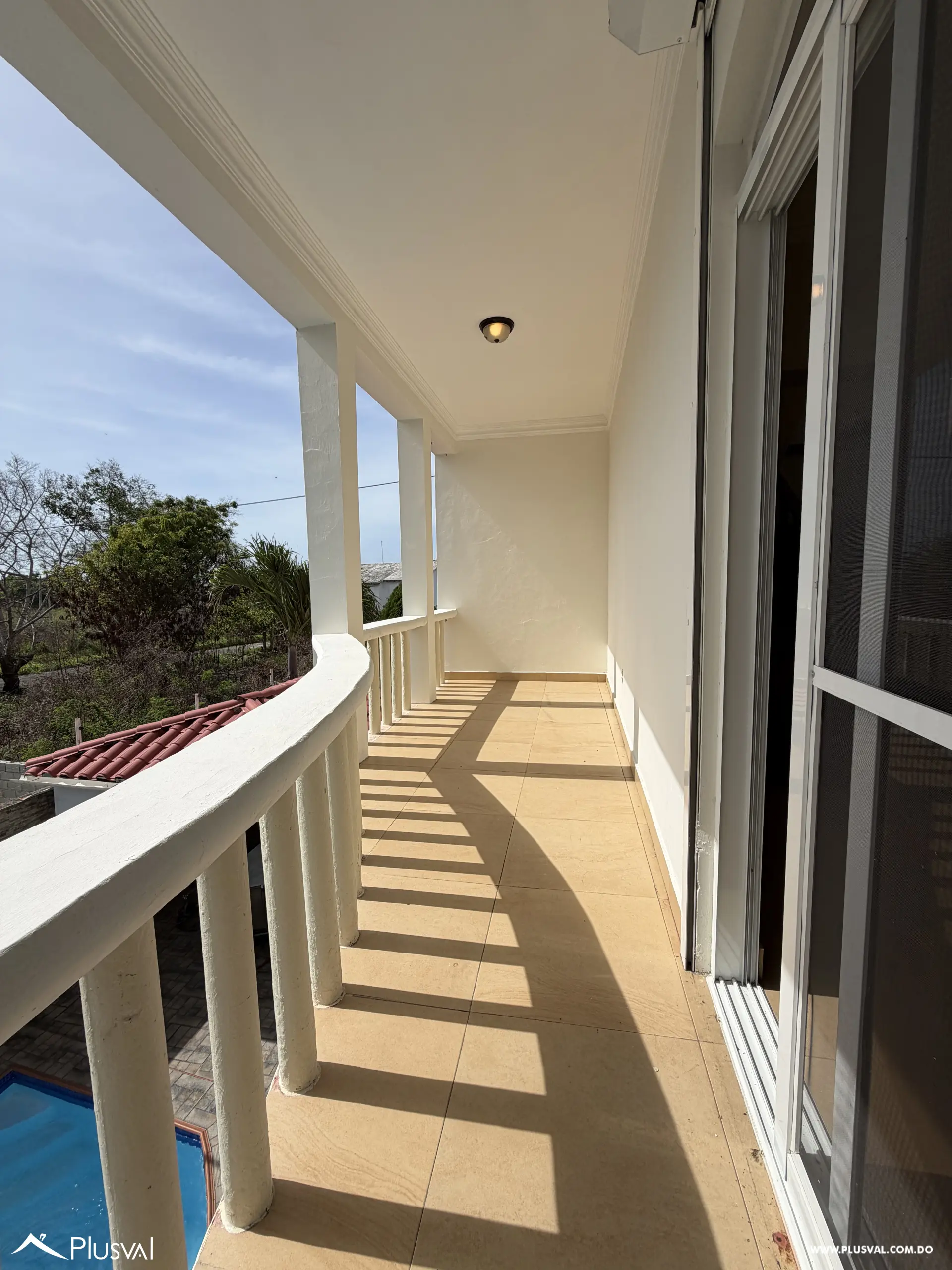Casa de 3 Niveles con Piscina y Área Social en Juan Dolio 513237