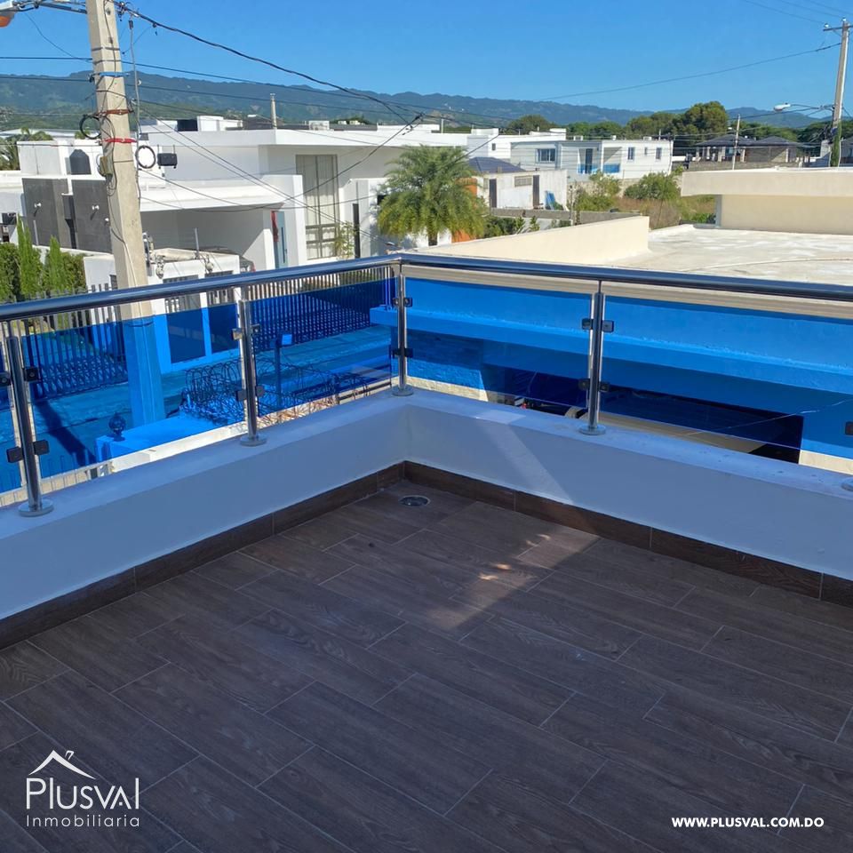 Casa Moderna de Dos Niveles en Complejo Cerrado con Diseño Funcional y Patio 483970