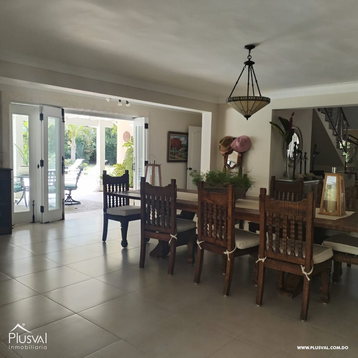 Villa en Guavaberry de dos niveles con vista hacia la piscina y campo de golf. 367952