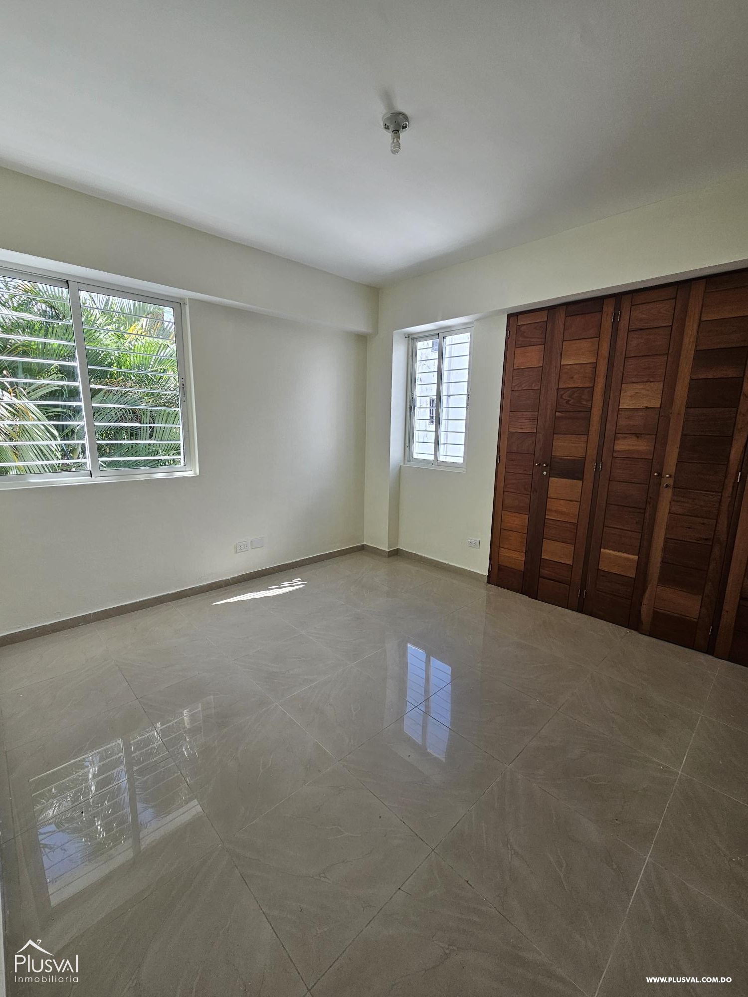 Amplio apartamento con balcón frontal en Urb. Real 473518