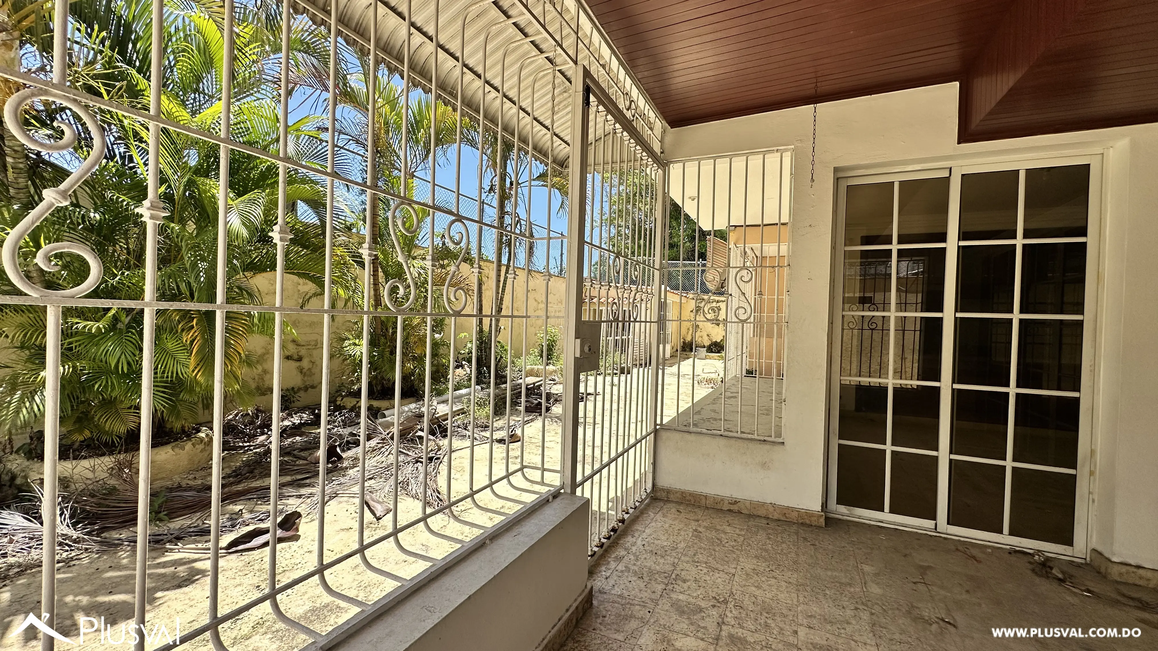 Local Comercial en Alquiler en Los Prados | 2 Niveles y 7 Parqueos 499904