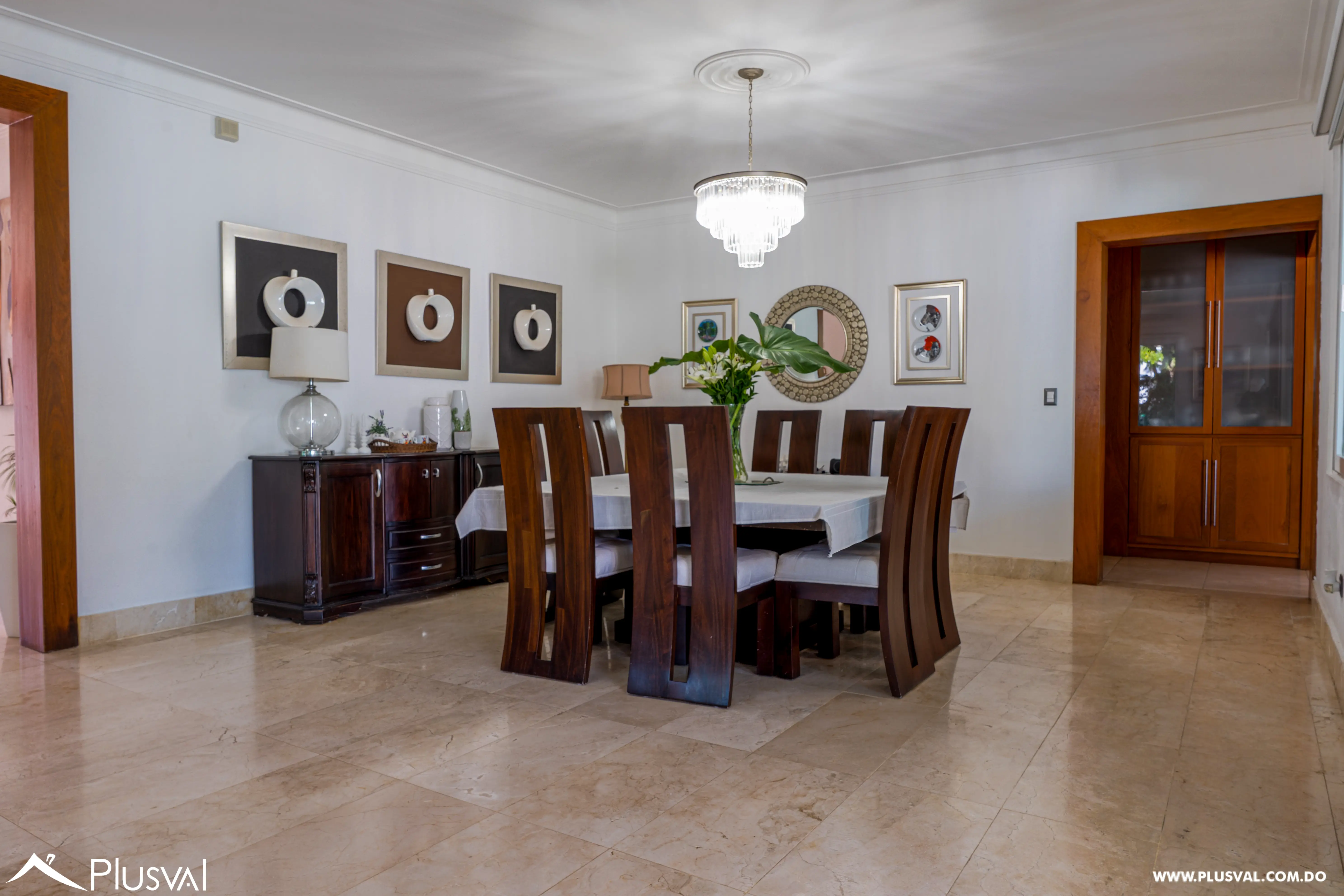 Exclusiva Casa de Dos Niveles en Venta con Piscina y Patio 522153