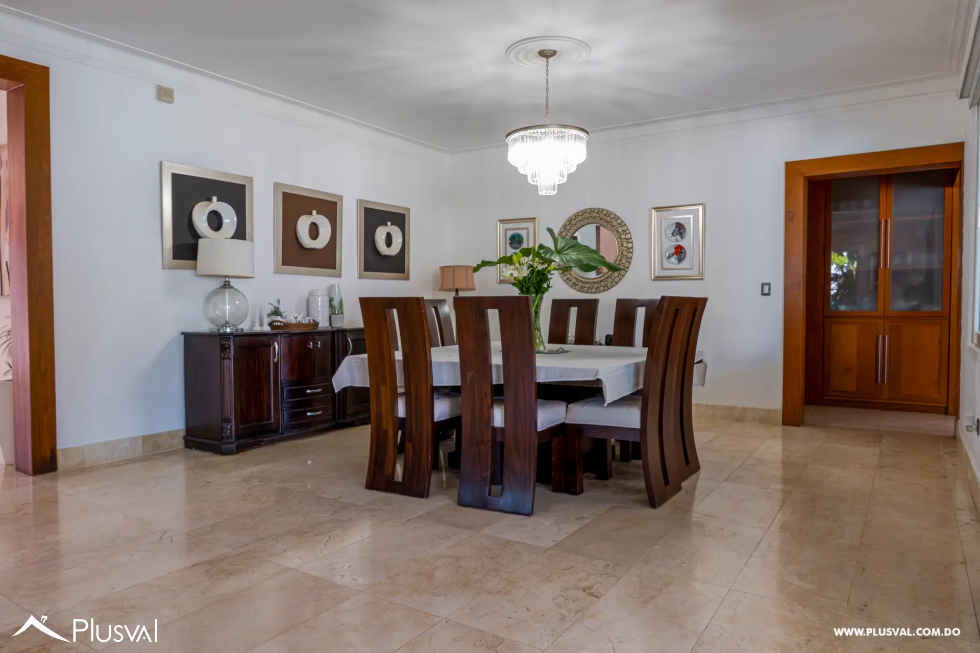 Exclusiva Casa de Dos Niveles en Venta con Piscina y Patio 522153