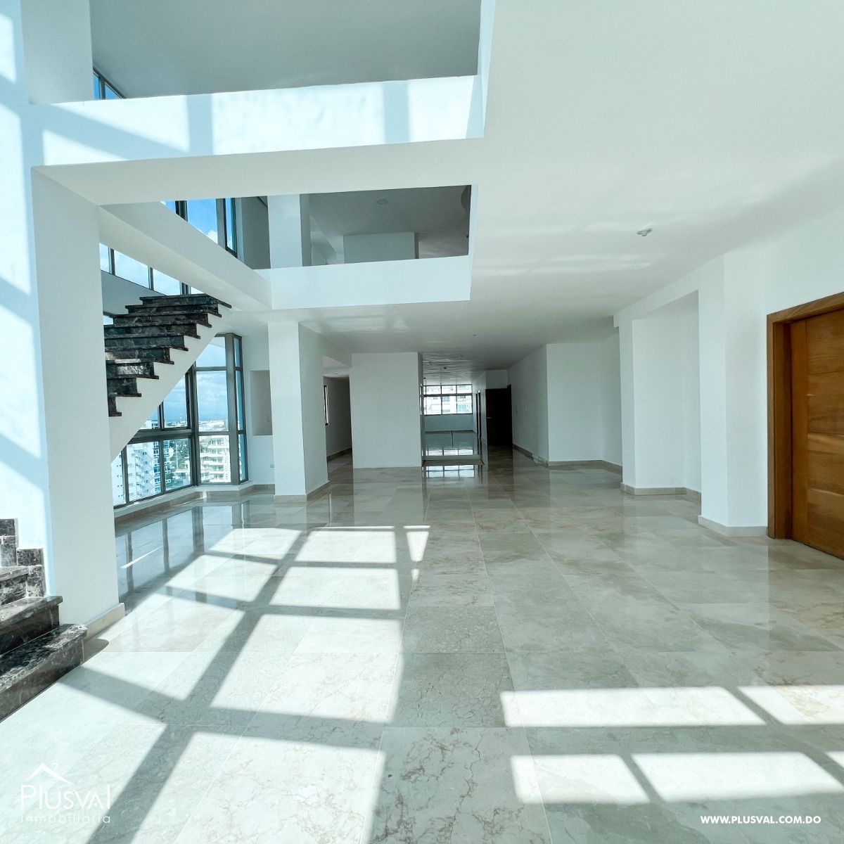 Impresionante PentHouse de tres niveles a pasos del parque Mirador Sur, con ascensor interno. 435393