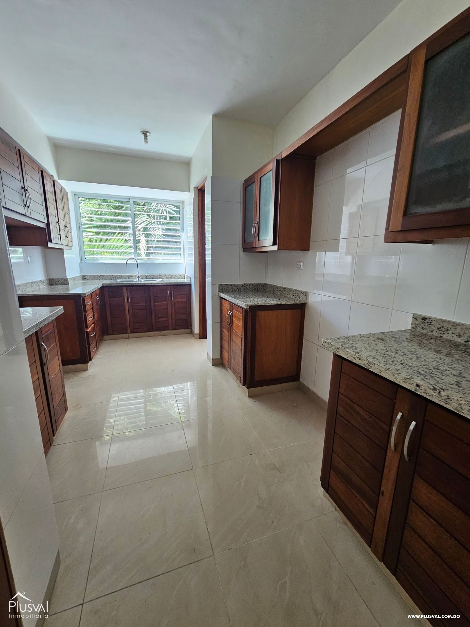 Amplio apartamento con balcón frontal en Urb. Real 473513