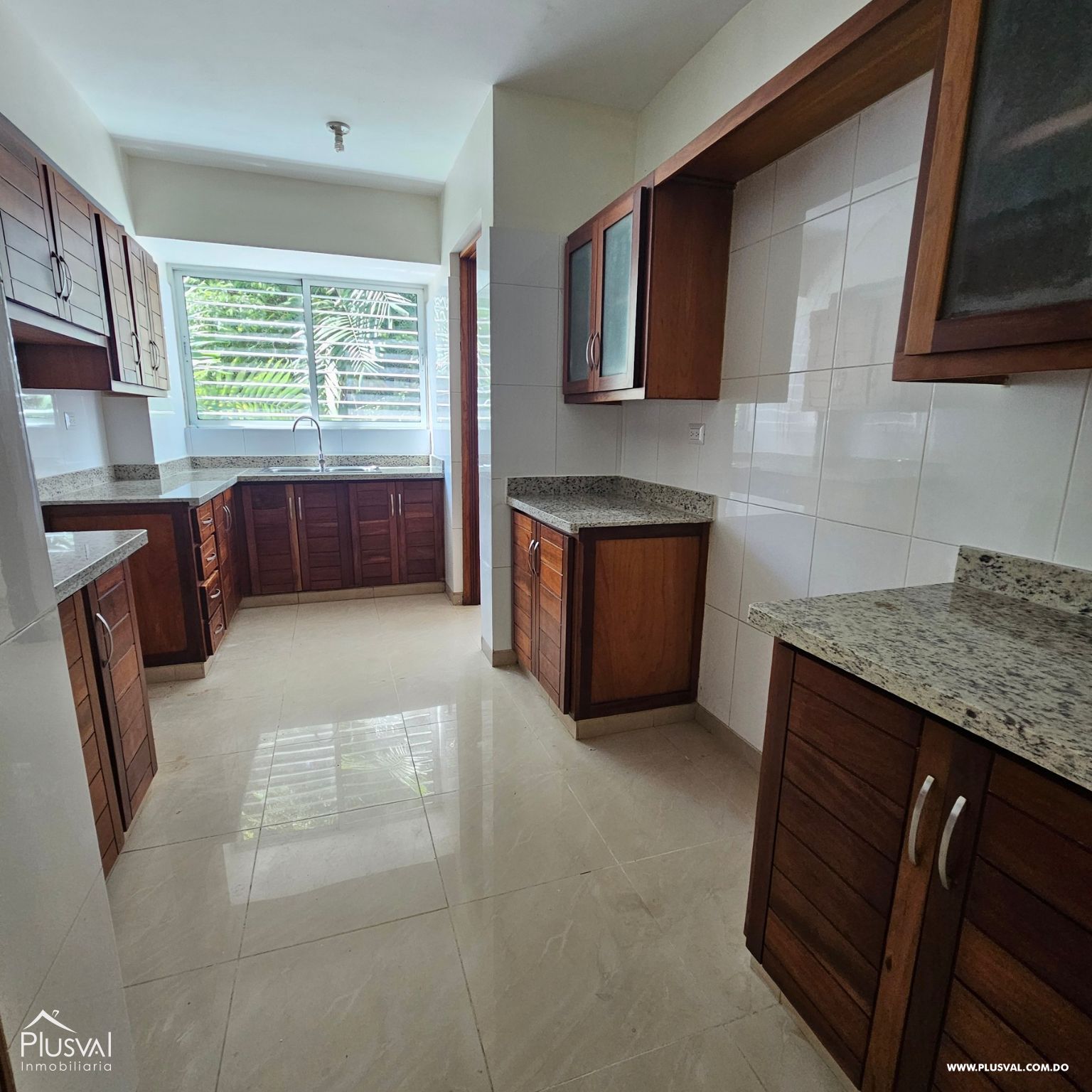 Amplio apartamento con balcón frontal en Urb. Real 473513