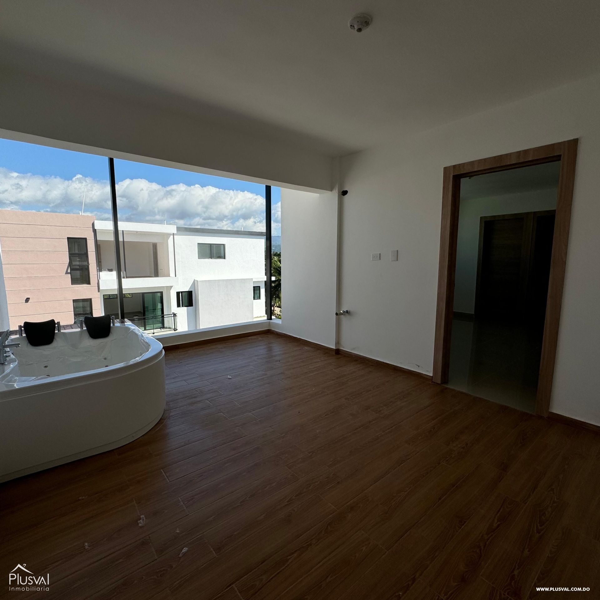 Apartamento próximo a la Carretera Duarte con terraza en el quinto nivel, jacuzzi y habitación adicional 405693