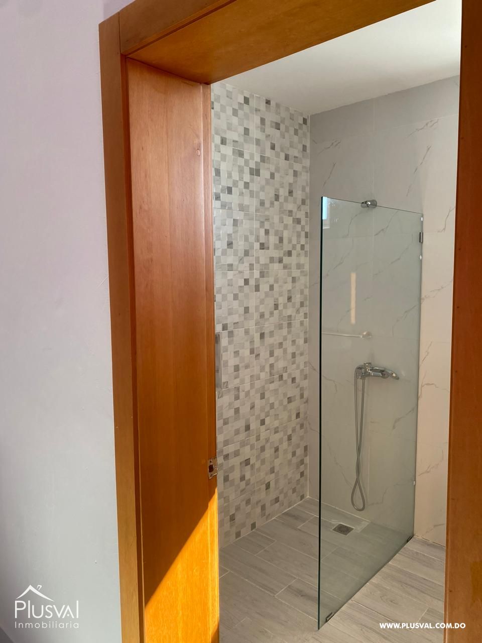 Casa Moderna de Dos Niveles en Complejo Cerrado con Diseño Funcional y Patio 483957