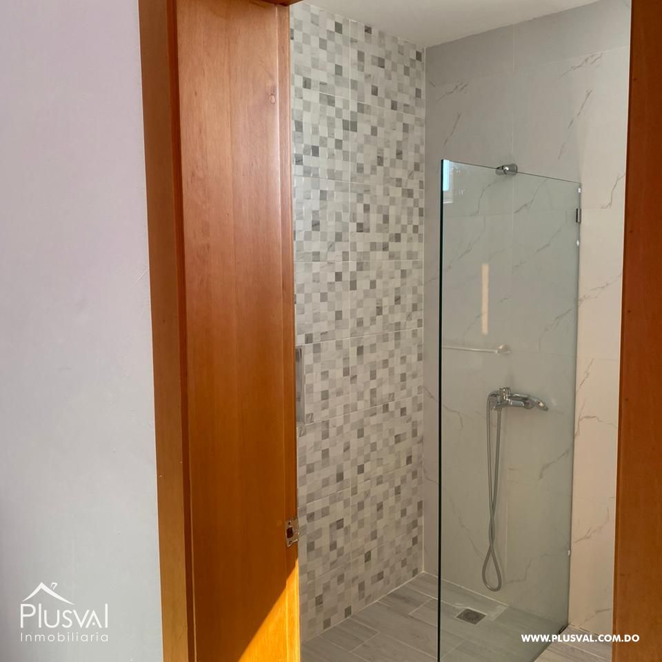 Casa Moderna de Dos Niveles en Complejo Cerrado con Diseño Funcional y Patio 483957
