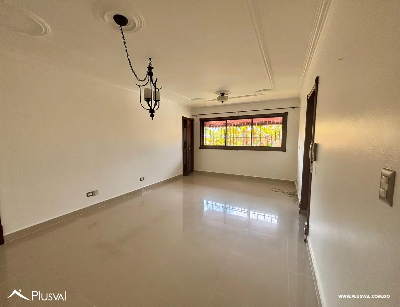 Amplio apartamento en alquiler, ubicado en Las Praderas. 526840