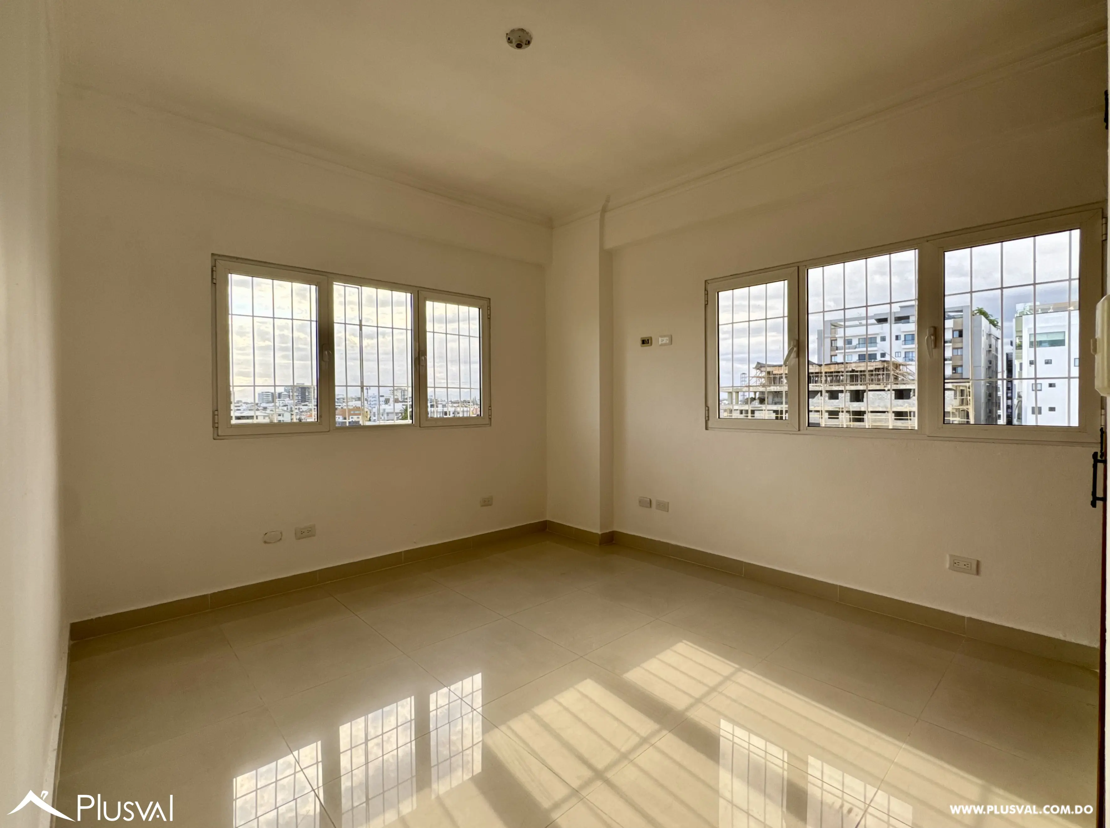 Alquilo apartamento de tres habitaciones en Evaristo Morales. 493677