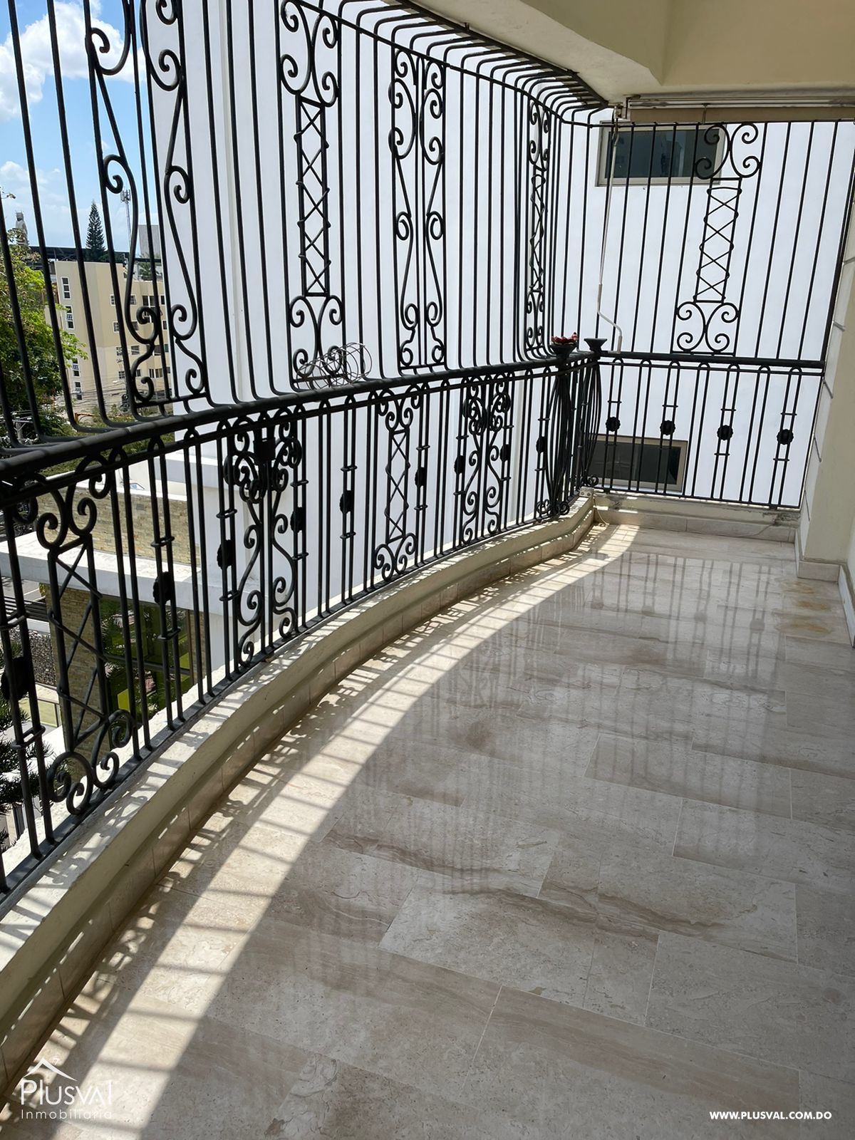 Amplio apartamento en alquiler ubicado en zona privilegiada de Santiago. 279079