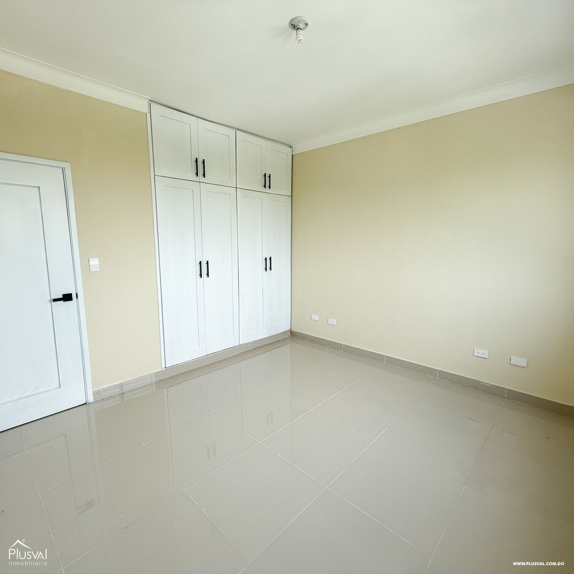 Venta de apartamento en Exclusiva Área de Santiago con parqueos techados. 397823