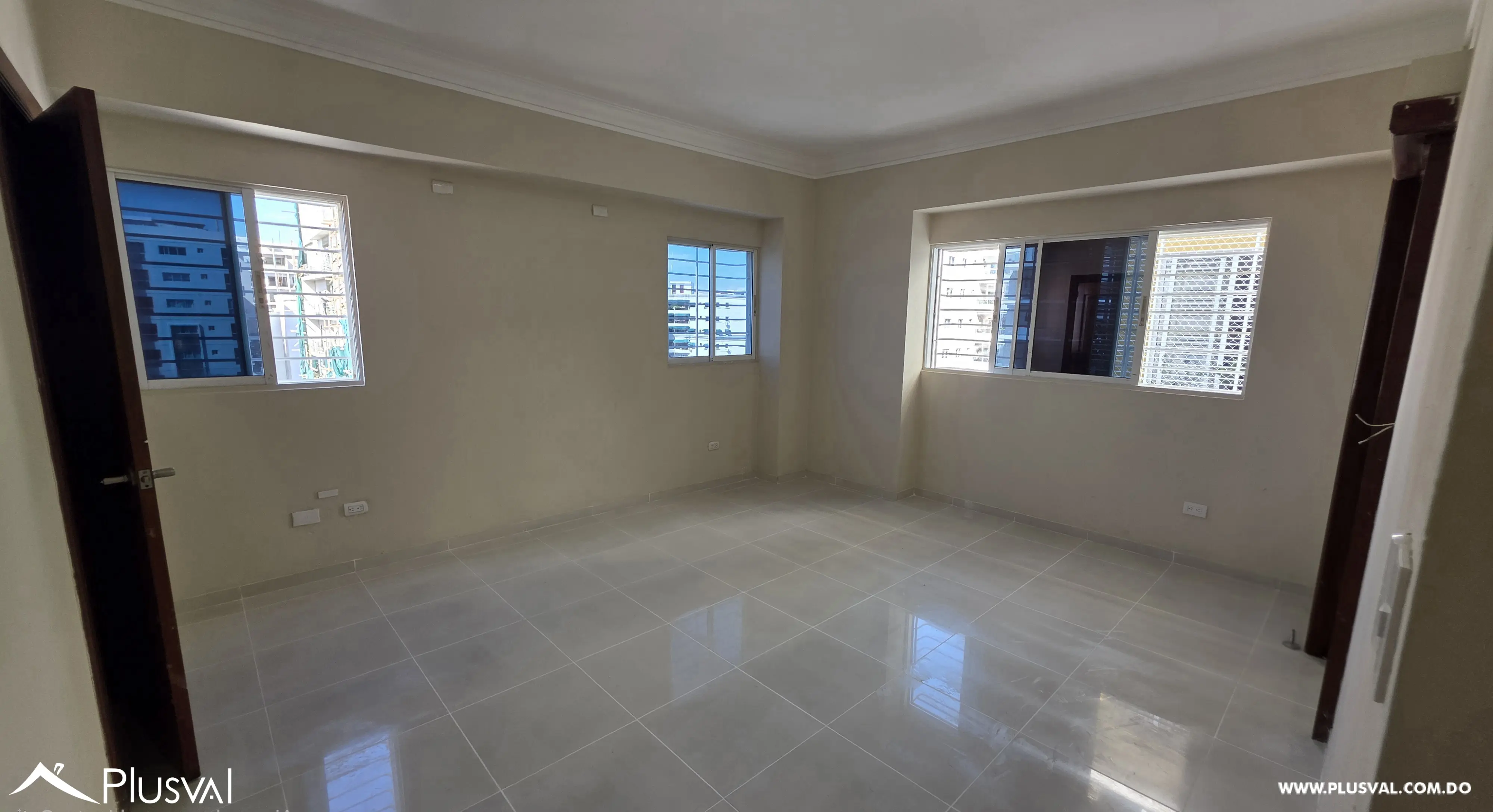 Amplio apartamento en alquiler en Evaristo Morales 536935
