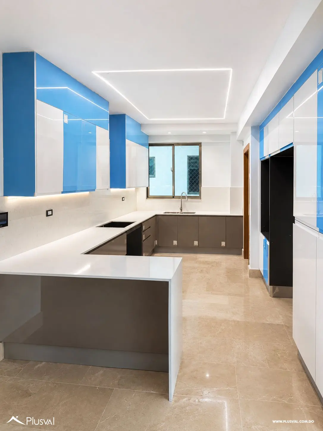 Apartamento en venta de 3 habitaciones, 3 parqueos y estudio y family en Los Cacicazgos 507983