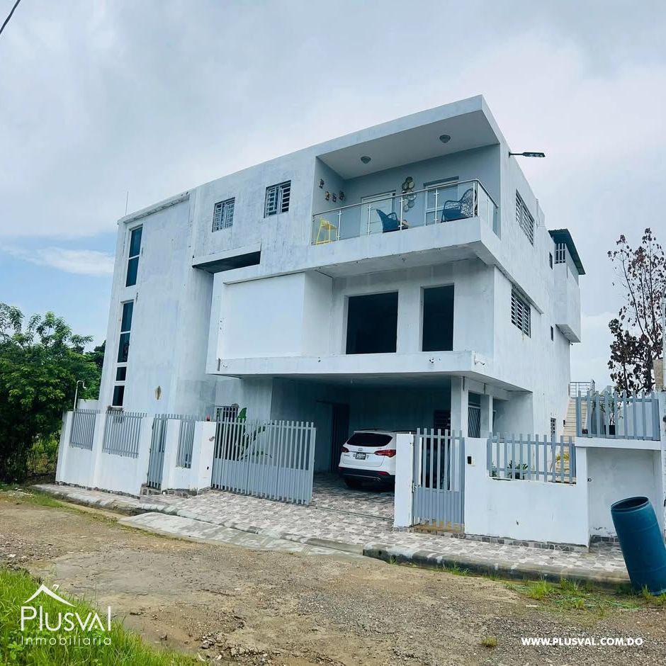 Casa familiar de 3 niveles con piscina en San Francisco de Macorís 436157
