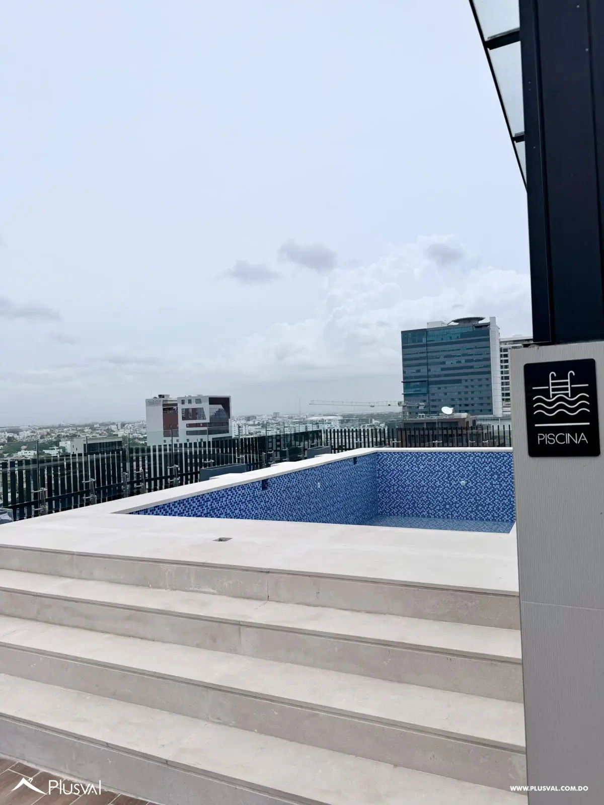 Apartamento con linea blanca en alquiler en Piantini 522236