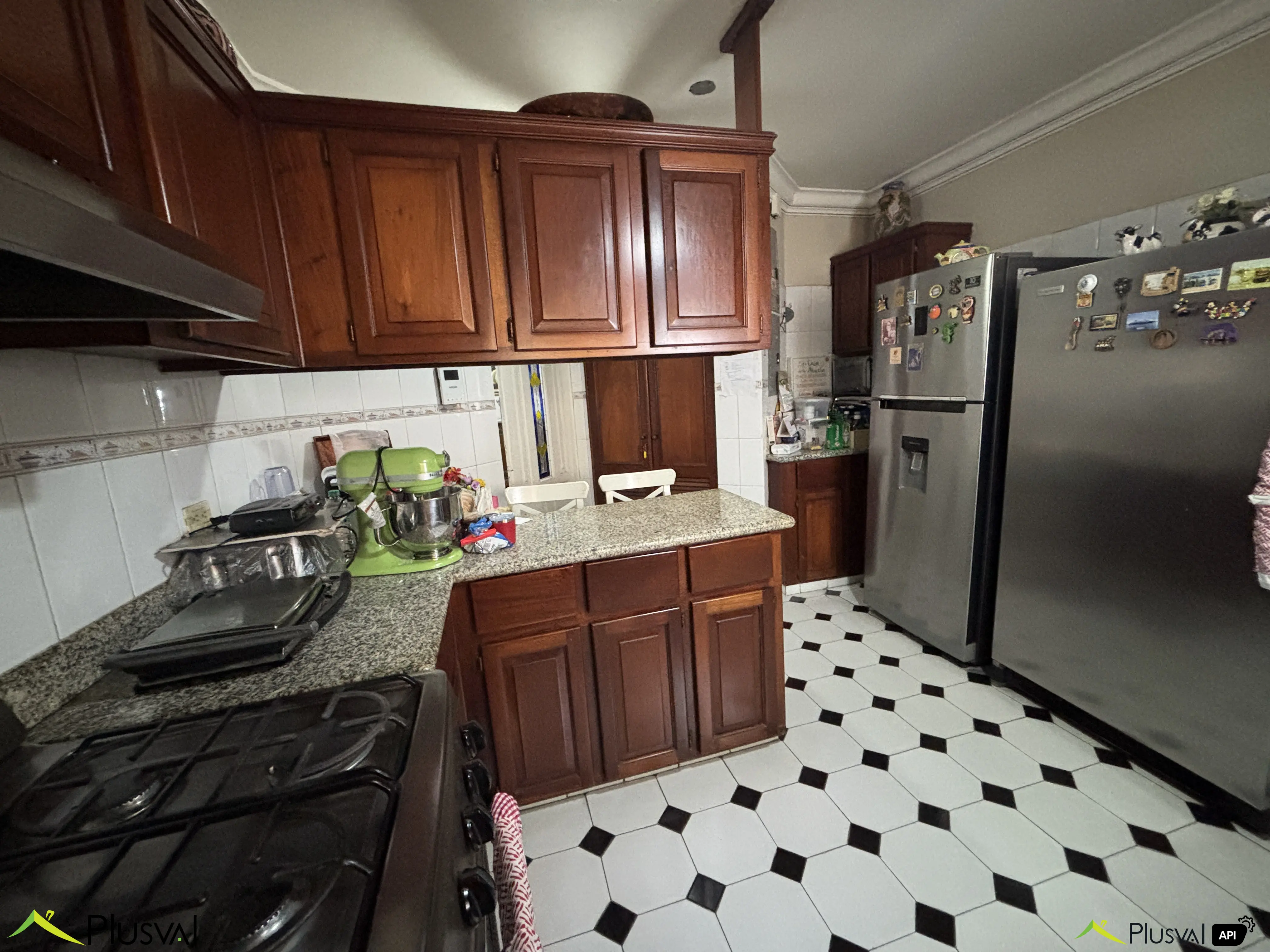 Clásico y amplio apartamento en Venta parcialmente remodelado en primer nivel ubicado en el centro de Piantini, cerca de restaurants, plazas comerciales, salones de belleza, supermercados, etc. 447236