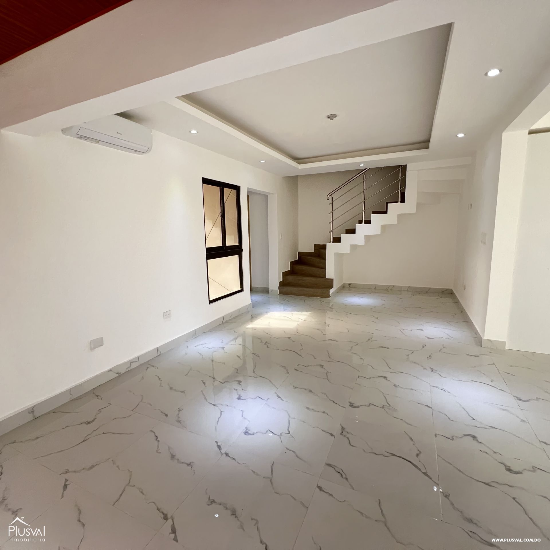 Venta de villa con patio y piscina 423509