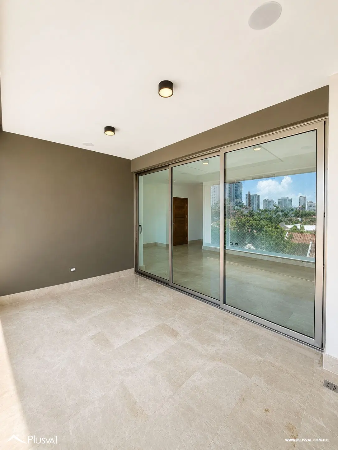 Apartamento en venta de 3 habitaciones, 3 parqueos y estudio y family en Los Cacicazgos 507991