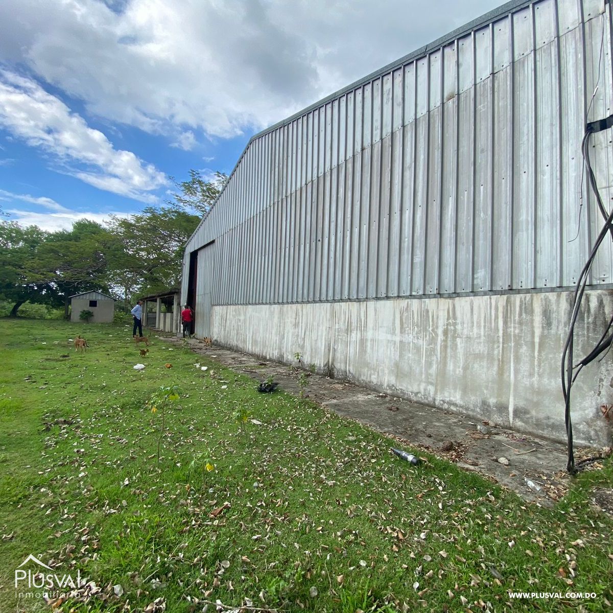 Finca con nave industrial en venta, en  San Cristóbal. 213538