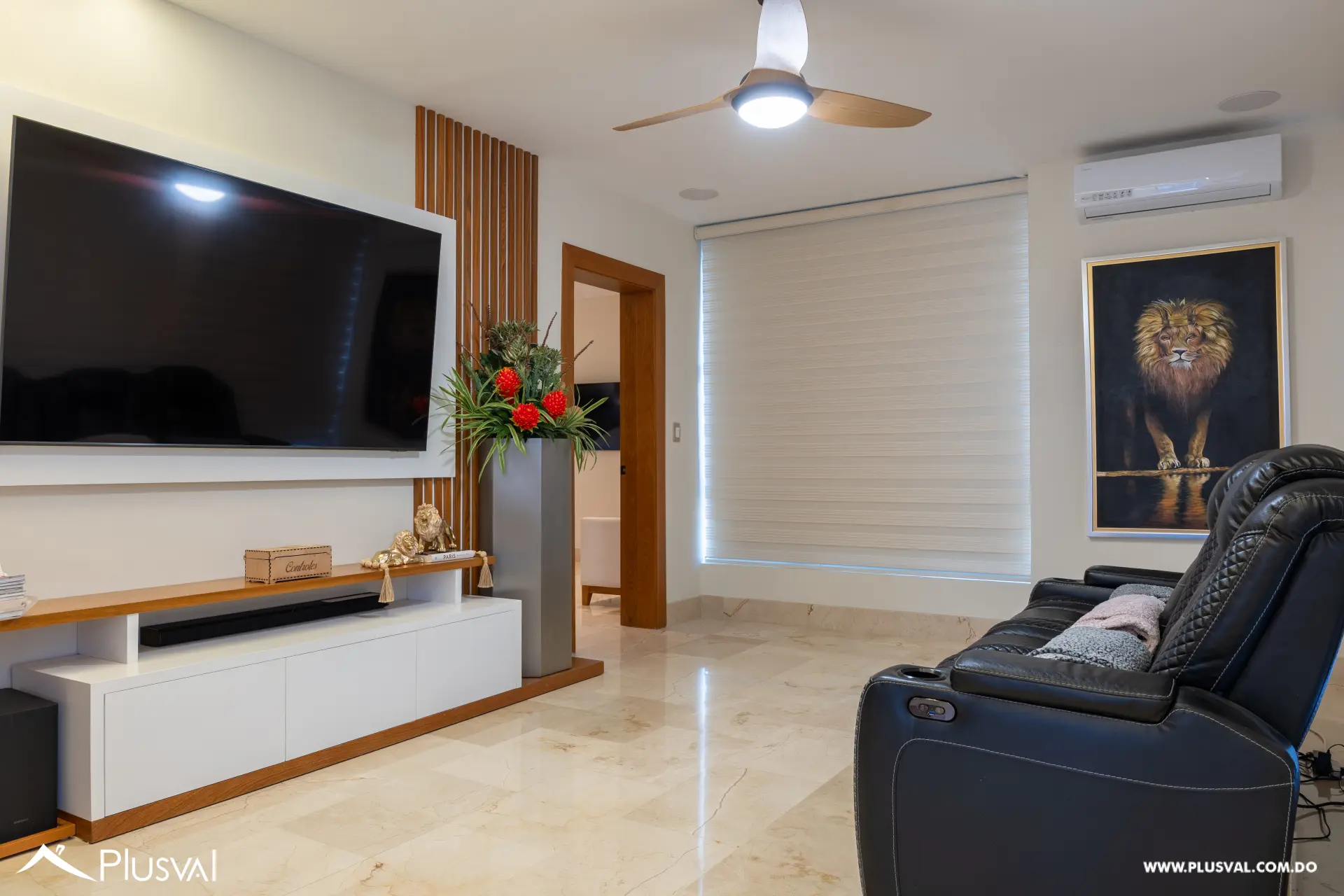 Lujosa Casa en Venta de Tres Niveles en Llanos de Gurabo 520395